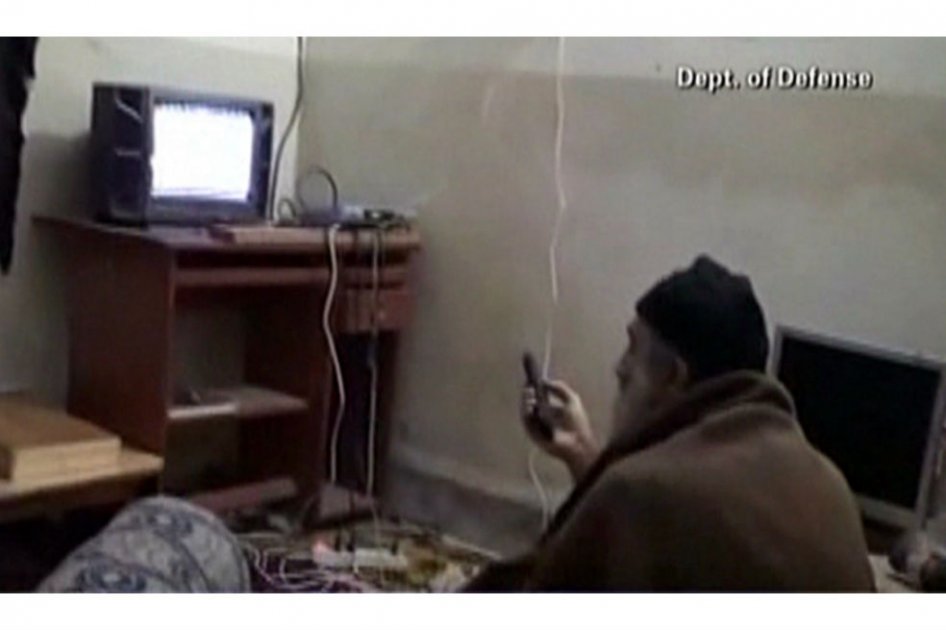 Este es un fotograma de uno de los videos desclasificados por el Departamento de Defensa: Bin Laden viendo televisión. /AFP