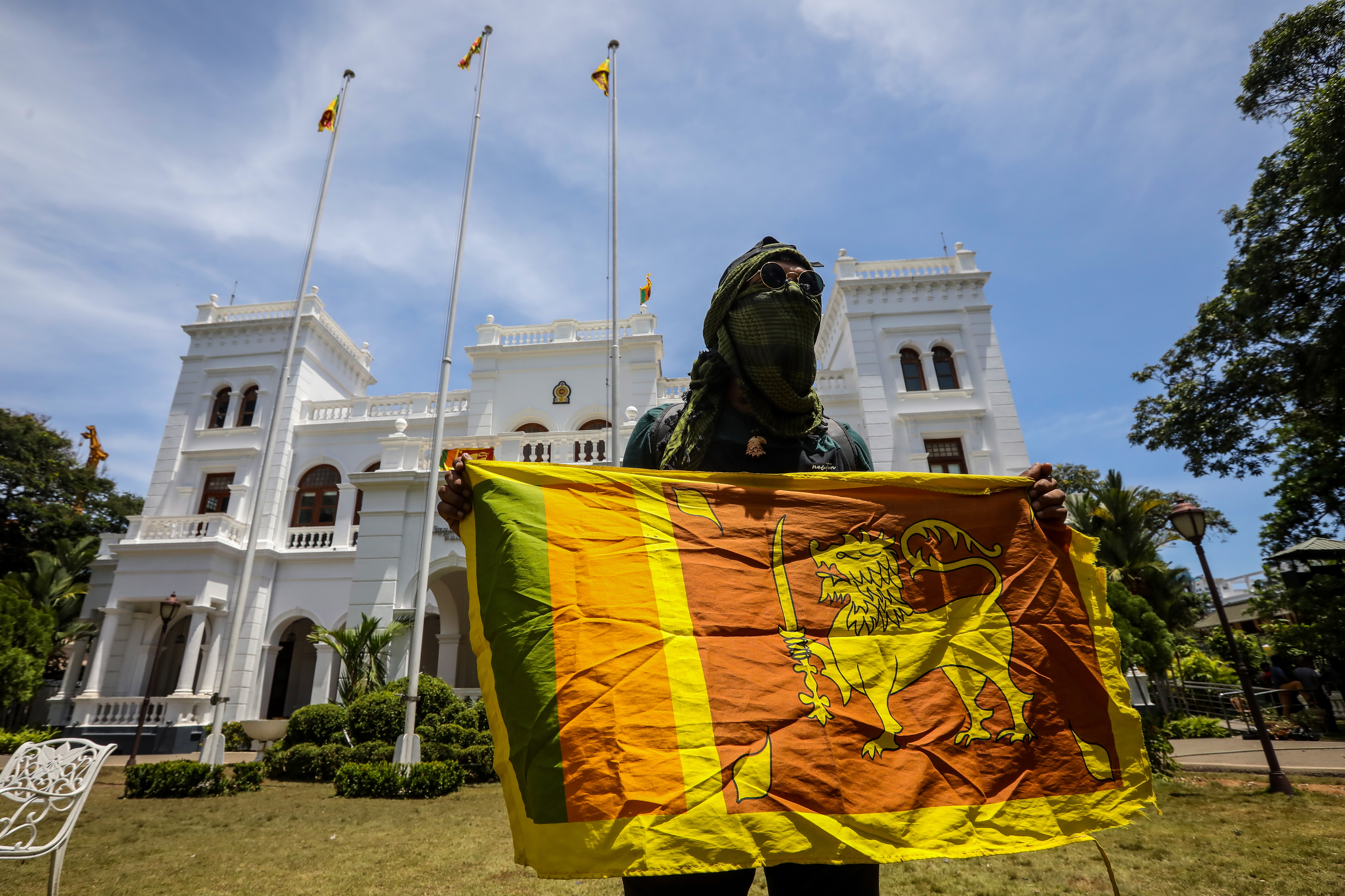 Manifestantes ponen fin a toma de edificios en Sri Lanka y presidente huye a Singapur