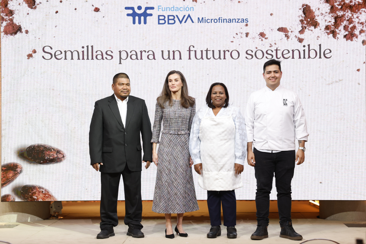 De izquierda a derecha, Constantino Blandford, cacaotero panameño; la Reina Letizia, Ana Rodríguez, cacaotera y repostera de República Dominicana; y Marlon Ferreira, chocolatero colombiano y fundador de Maluwa Chocolate Company.