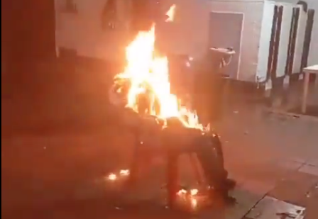 En video: reclusos quemaron pólvora y un año viejo en una cárcel de Cúcuta