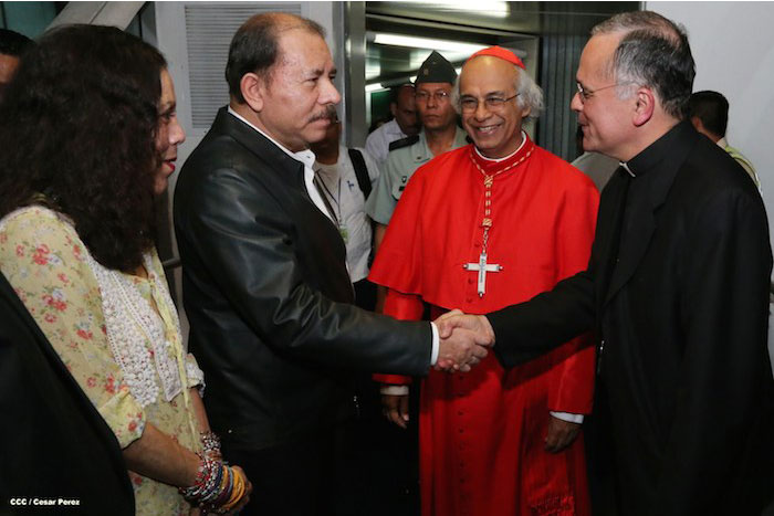 A diferencia de Brenes, monseñor Silvio Báez (acá saludando a Ortega) se ha enfrentado a él sin concesiones y por eso hoy está exiliado.