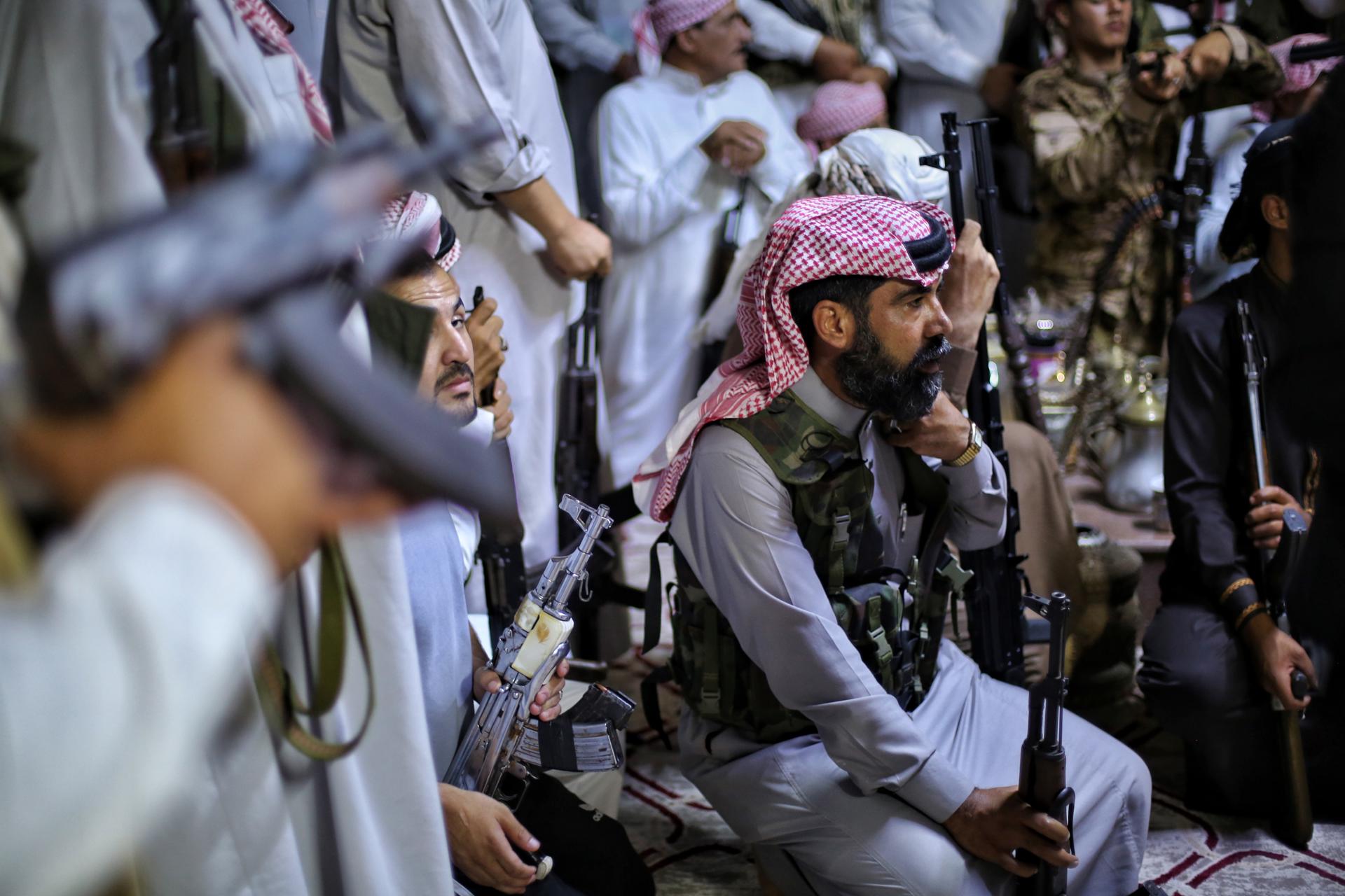 IDLIB (Syrian Arab Republic), 18/07/2025.- A group of armed men gathered inside the Syrian Tribes and Clans Council headquarters in Idlib, Syria, 18 July 2025 during the announcement of the general mobilization in support of Bedouin tribes in Sweida. The council announced a general mobilization, stating that some of its members had begun moving south to “support the Bedouin tribes” amid ongoing tensions and clashes in the region. (Siria) EFE/EPA/BILAL AL HAMMOUD

