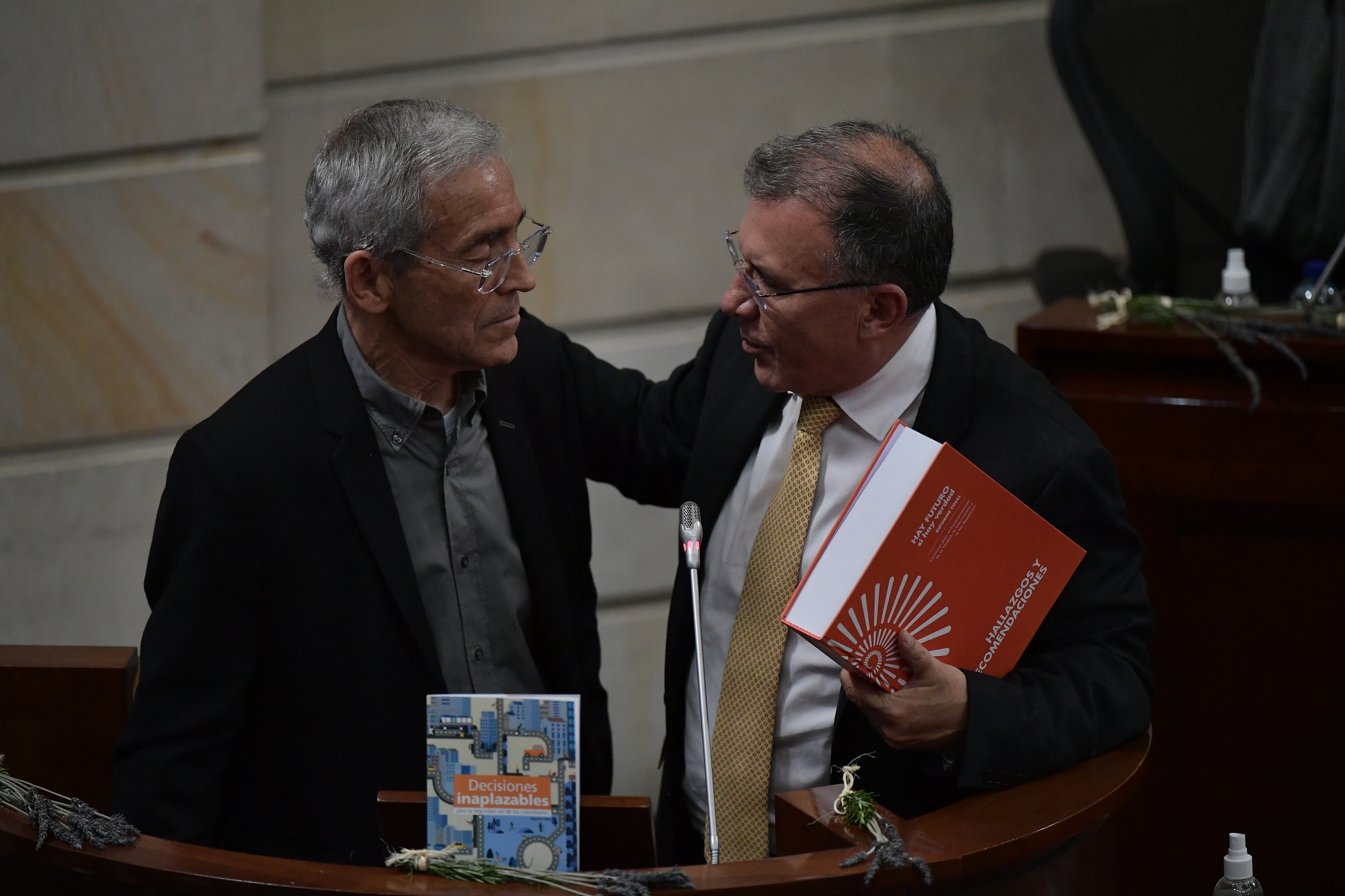 En compañía de Roy Barreras durante la entrega del informe de la Comisión de la Verdad a la Comisión de Paz del Senado de la República