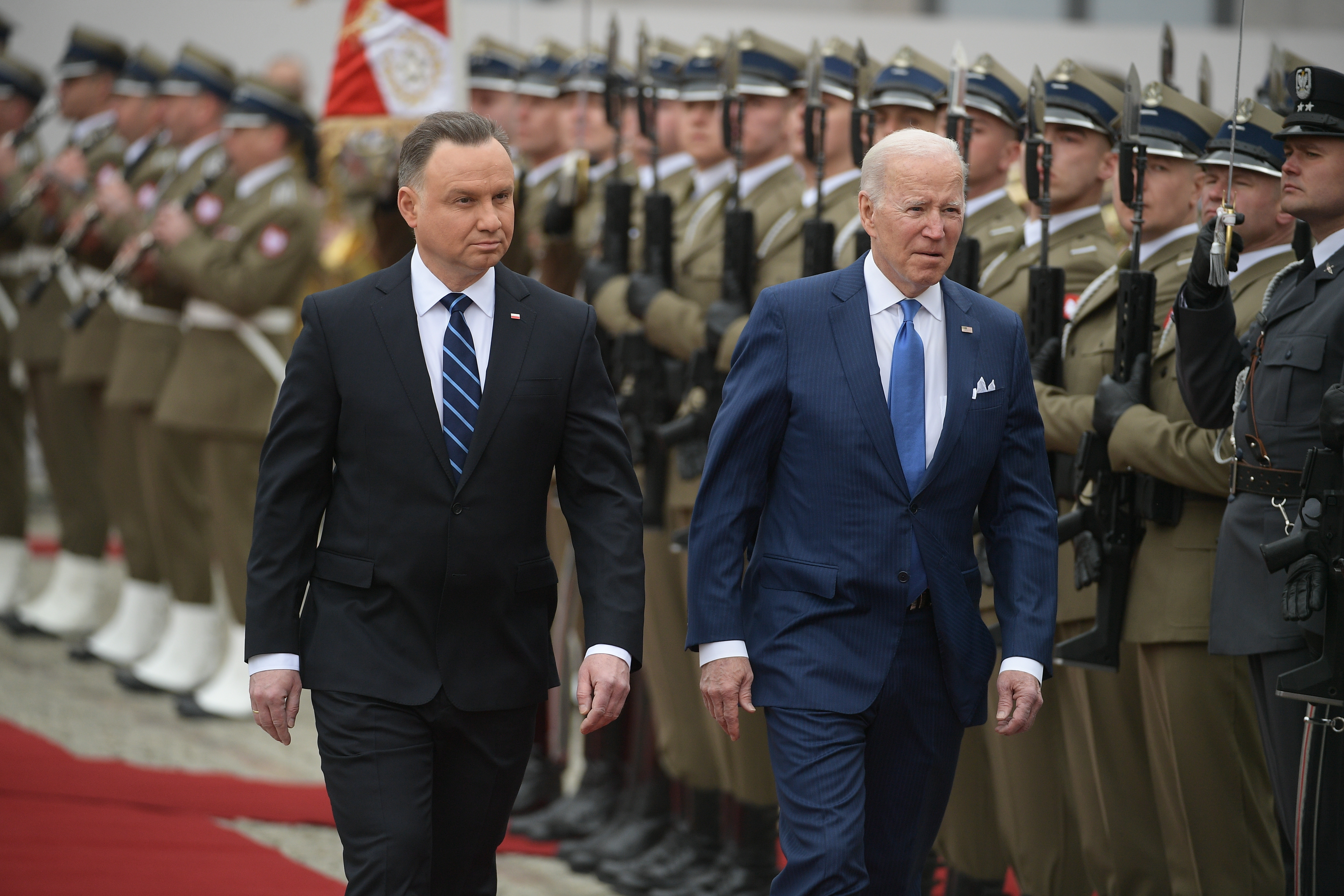 Warsaw (Poland), 26/03/2022.- Polish President Andrzej Duda (L) and US President Joe Biden (R) review an honor guard during an official welcome ceremony at the Presidential Palace in Warsaw, Poland, 26 March 2022. US President Biden arrived in Poland for a two-days visit during which he is scheduled to hold talks with his Polish counterpart and make an address at the Royal Castle in Warsaw. Biden is coming to Poland straight from Brussels, where he attended an extraordinary Nato summit, a European Council meeting and a G7 summit on 24 March. (Polonia, Estados Unidos, Bruselas, Varsovia) EFE/EPA/Marcin Obara POLAND OUT