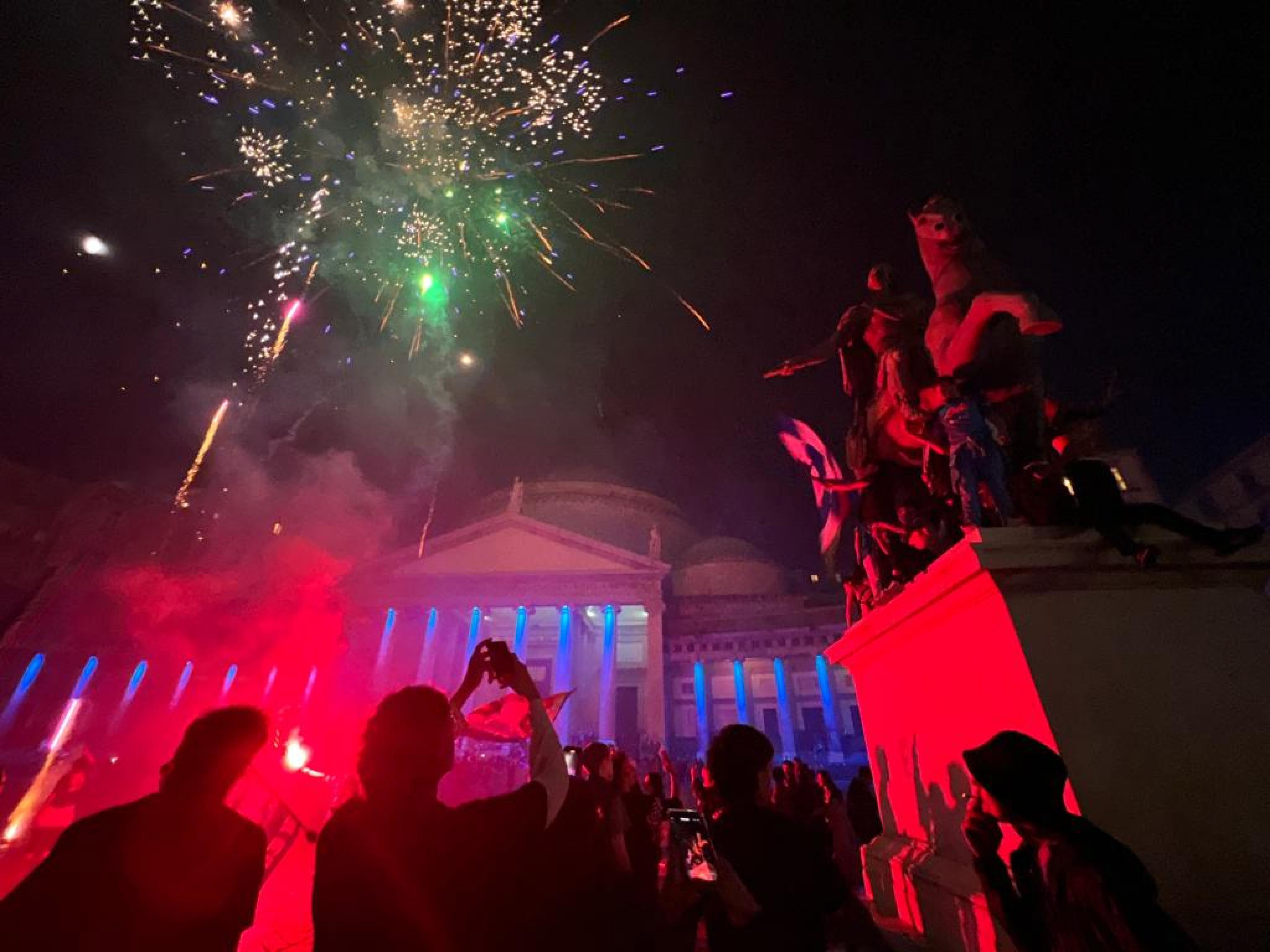 Naples (Italy), 04/05/2023.- SSC Napoli supporters celebrate following the Italian Serie A soccer Championship (Scudetto) match between Udinese Calcio and SSC Napoli in the centre of Naples, Italy, 04 May 2023. (Italia, Nápoles) EFE/EPA/CIRO FUSCO