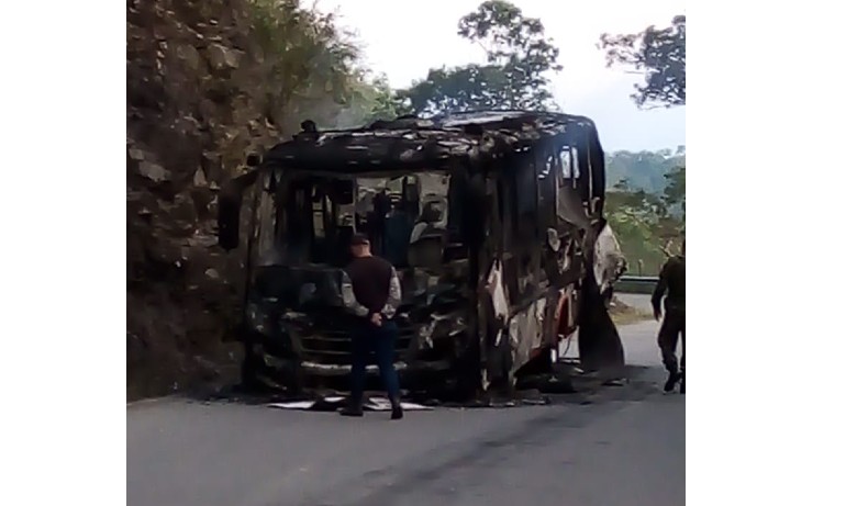 Hombres armados quemaron bus de transporte público en Ituango, Antioquia