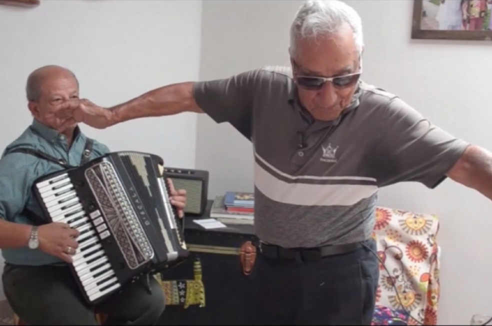 "Amadeus tiene su tumbao, y los 105 almanaques desaparecen en cuanto libera sus pies y caderas al son de alguna guaracha de La Sonora Matancera"