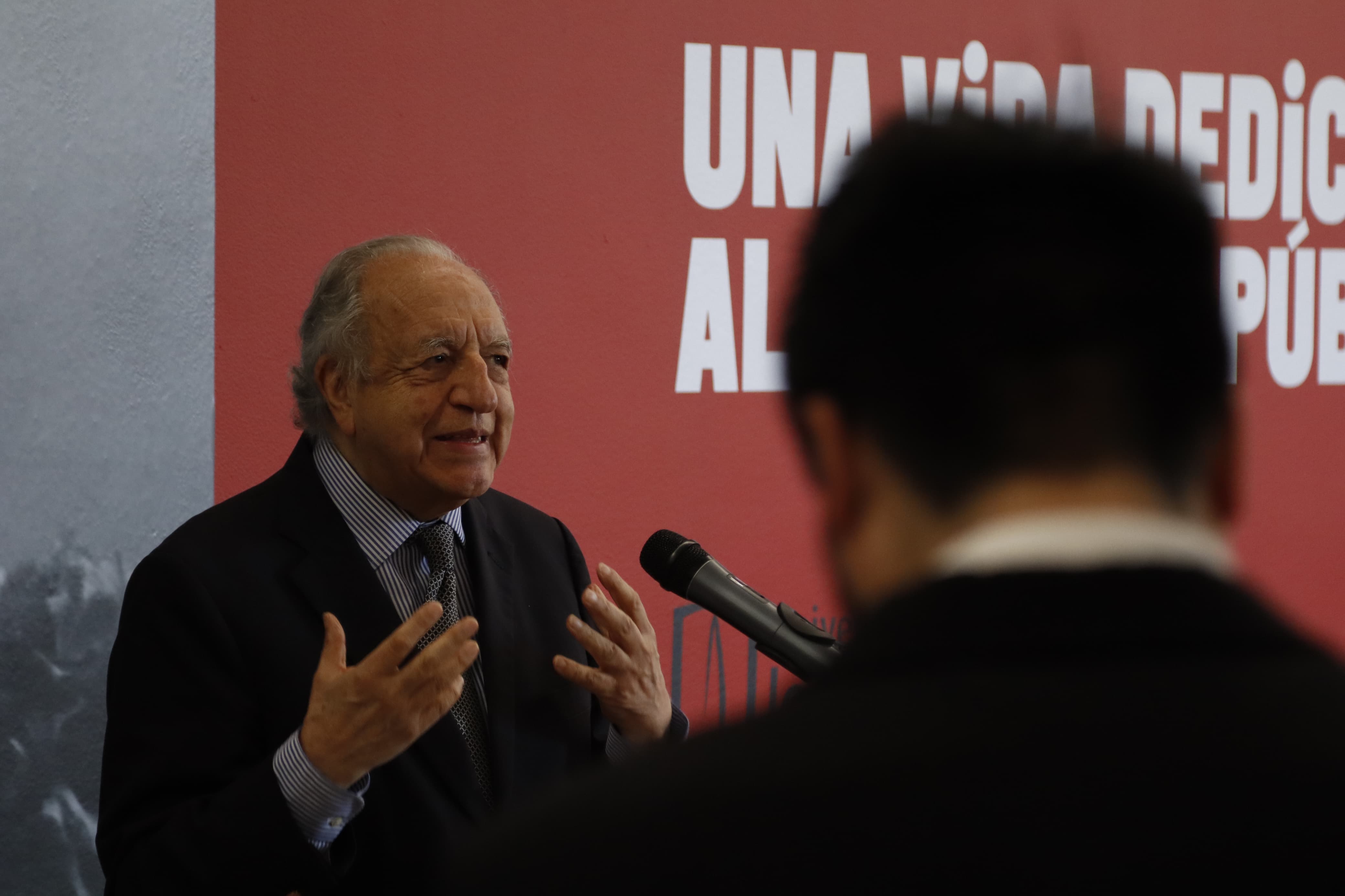 Fernando Cepeda Ulloa trabajó en diferentes gobiernos. Durante el mandato de Virgilio Barco fue embajador de Colombia en el Reino Unido.
