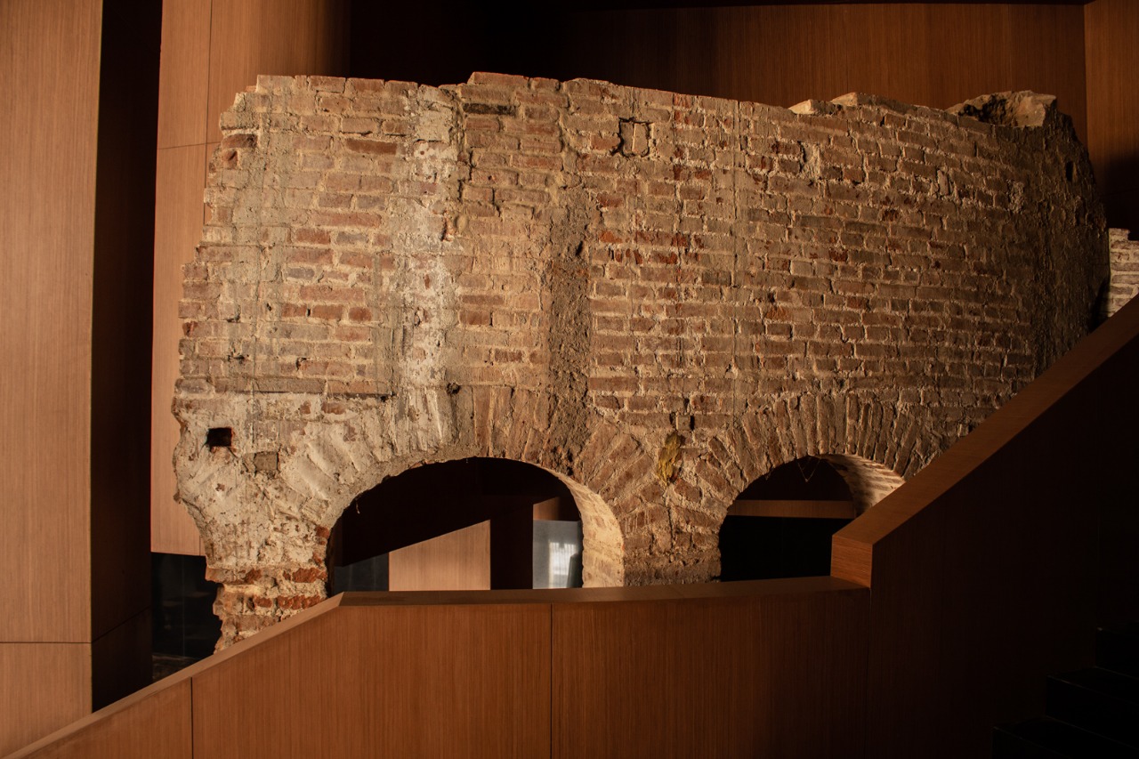 Las columnas del antiguo teatro se conservaron como una forma de homenaje al antiguo diseño creado por el arquitecto Federico Blodeck Ficher.JUAN CAMILO RODRÍGUEZEl programa de teatro de la Escuela Municipal de Artes (EMA) es uno de los beneficiados, pues se les ha prometido un espacio dentro del teatro para llevar a cabo sus actividades. Néstor Hernández Santos, coordinador del programa de teatro de la EMA, dice que con la apertura del teatro vienen dos retos. "El teatro debe tener una programación continuapara que le dé sentido a la inversión hecha. Es decir que no deben existir espacios de tiempo desaprovechados o vacíos y por lo tanto exige a los artistas tener un producto permanente, sino es así, preparémonos para que cierren el Teatro Santander otra vez", indica.