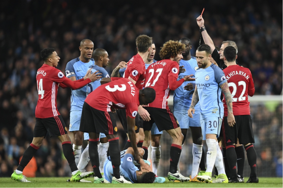 Hubo discusiones entre jugadores de ambos equipos y el árbitro. El belga Marouane Fellaini, del Manchester United, se fue expulsado. / AFP
