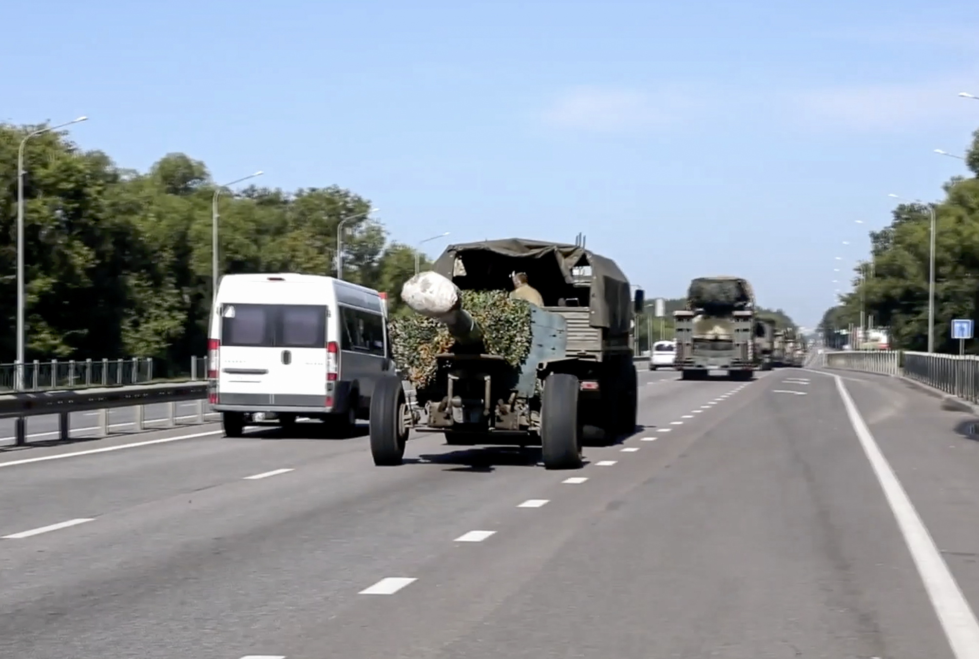 Kursk (Russian Federation), 10/08/2024.- A still image taken from a handout video provided on 10 August 2024 by the Russian Defence Ministry shows Russian troops delivering military equipment to the Kursk region, Russia. According to Andrei Belostotsky, acting deputy governor of the Kursk region, over 3,000 civilians were evacuated from border areas as a result of attacks by the Ukrainian Armed Forces in the Kursk region that started on 06 August. On 10 August the Russian Defense Ministry reported that tank units had taken up positions in Kursk Oblast to fight the Ukrainian Armed Forces. The National Anti-Terrorism Committee confirmed the enforcement of a counter-terrorism operation (CTO) in the Kursk, Belgorod and Bryansk regions. (Terrorismo, Rusia, Ucrania) EFE/EPA/RUSSIAN DEFENCE MINISTRY HANDOUT HANDOUT EDITORIAL USE ONLY/NO SALESHANDOUT EDITORIAL USE ONLY/NO SALES