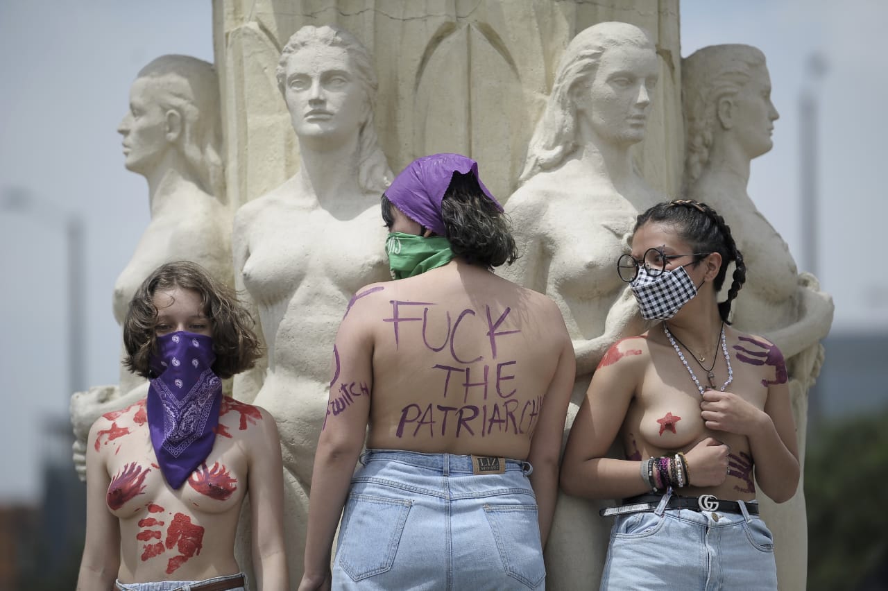 En fotos: feministas exigen justicia en casos de feminicidios sin esclarecer