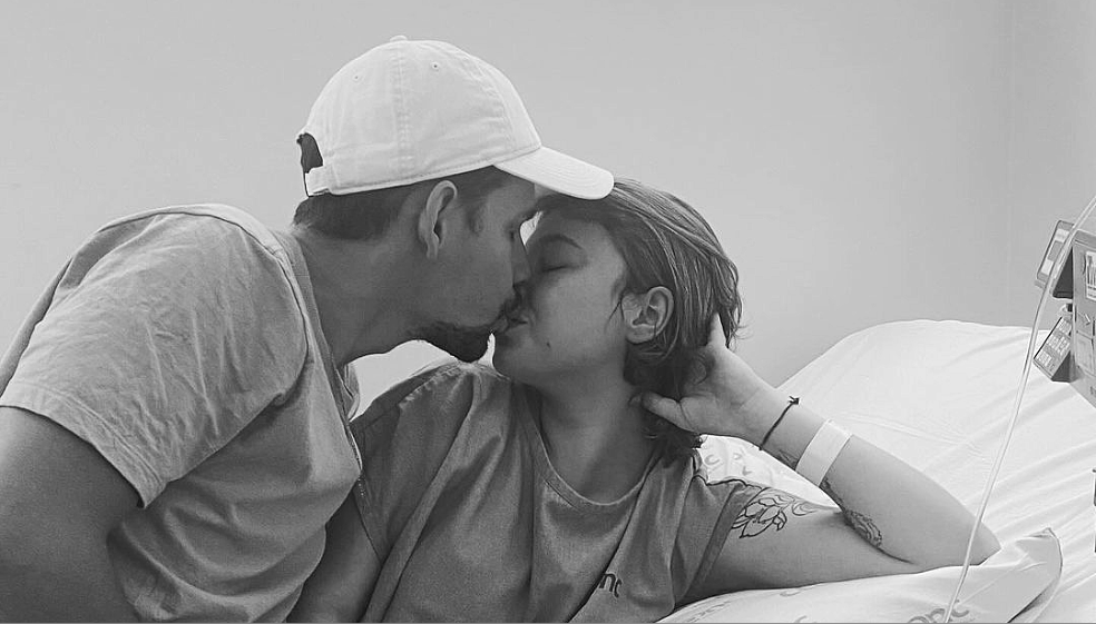 Isabela Veloso, influenciadora brasileña, junto a su esposo Lucas Borbas.