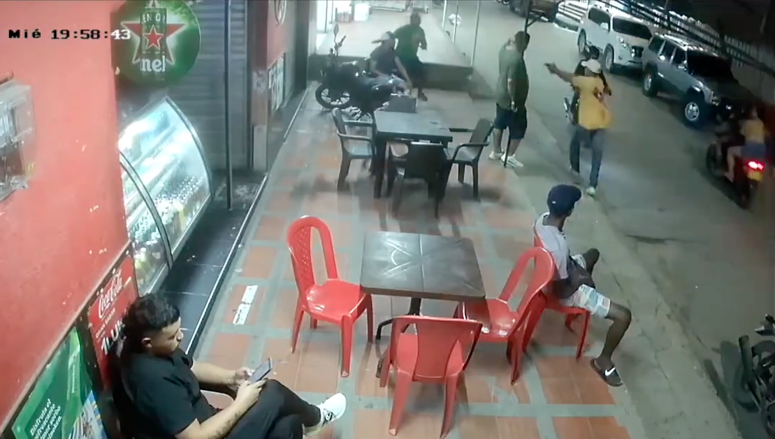 Video: Un hombre se salvó de un ataque porque al sicario se le trabó el arma