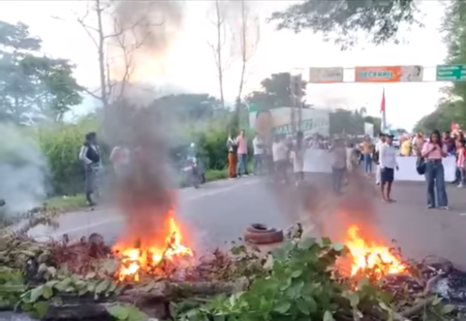 Comunidad Wiwa bloqueó vía por traslado de profesores y posible desalojo, en Cesar