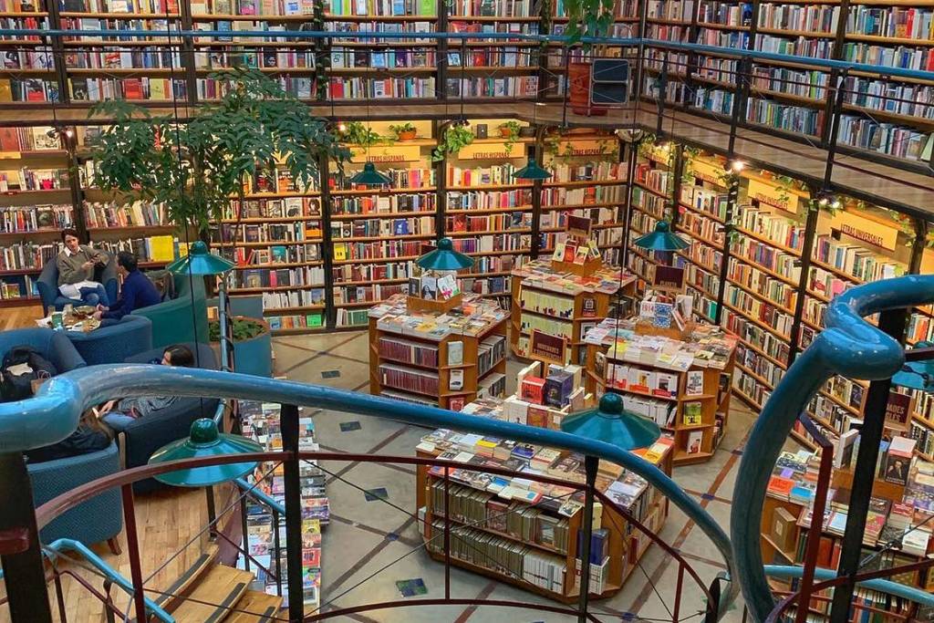 Famosa por su diseño vanguardista y concepto integral, la Cafebrería El Péndulo, en Ciudad de México, se ha convertido en un lugar especial porque combina librería, cafetería y restaurante en un mismo espacio pensado para quedarse sin prisa. Su sede de Polanco destaca por una atmósfera acogedora donde los libros conviven con plantas, balcones, madera y rincones para leer, conversar o trabajar. Con dos niveles rodeados de estanterías, una terraza a pie de calle y un menú variado que va desde desayunos hasta bebidas como café, latte o mezcal, ofrece una experiencia que mezcla cultura y gastronomía en un ambiente relajante y creativo.