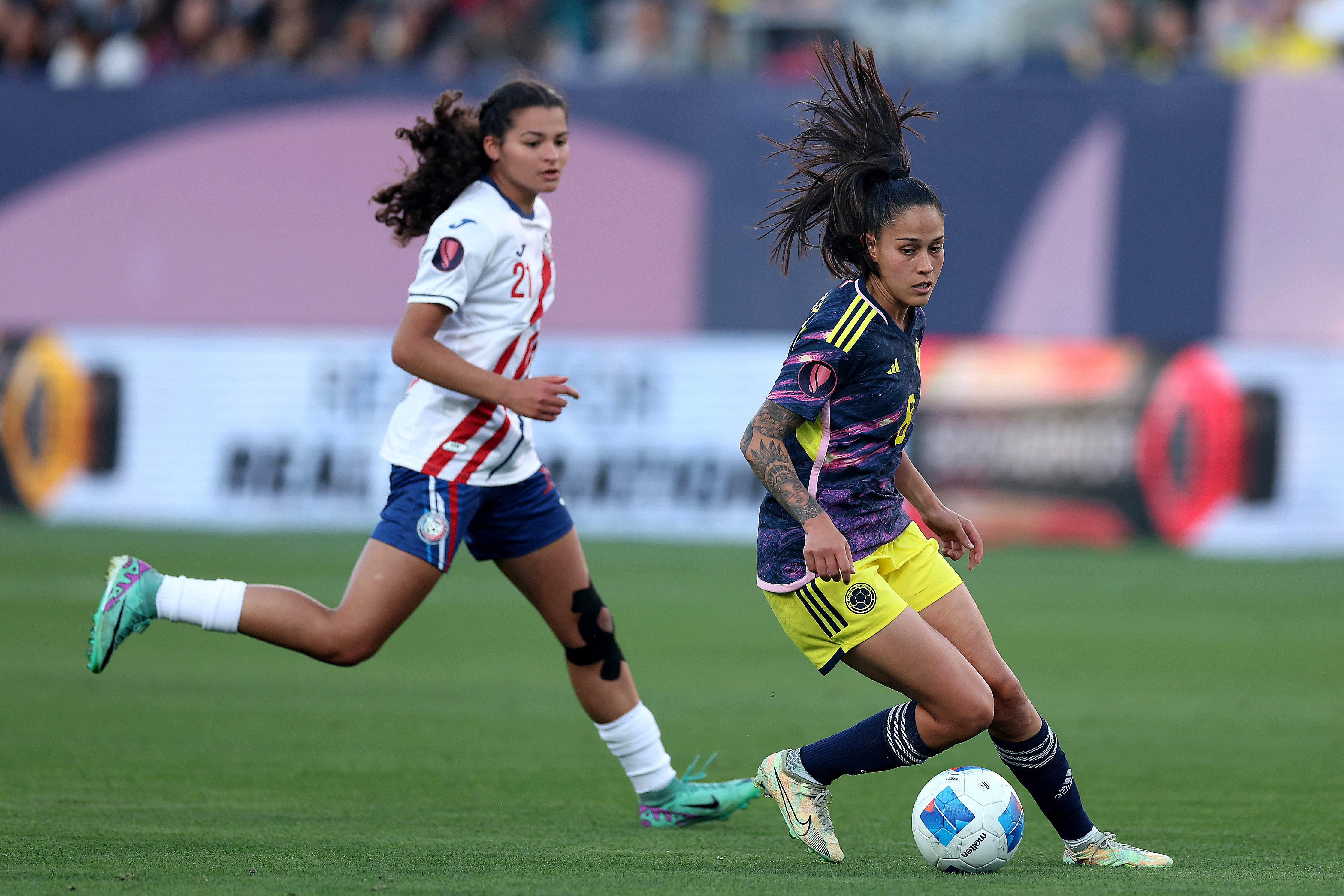 Ivonne Chacón (der.) en acción en el juego entre la selección de Colombia y Puerto Rico en la Copa Oro.
