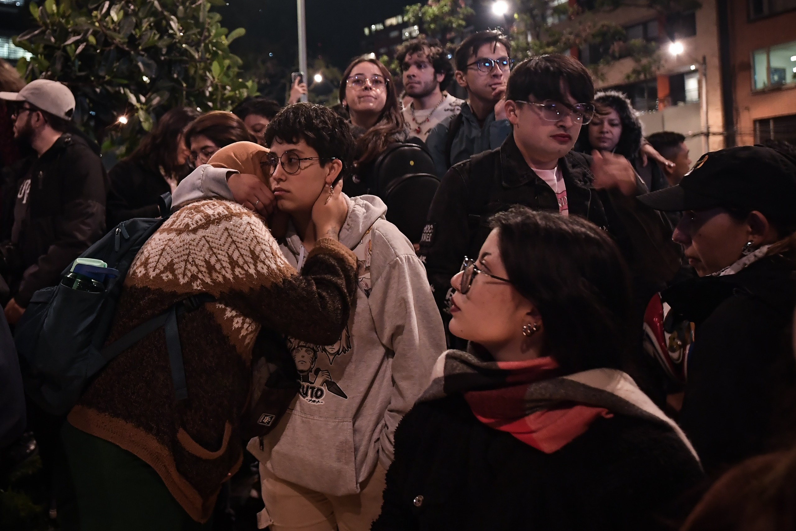 "Ni un minuto de silencio, toda una vida de combate, ¿hasta cuándo?", fue una de las arengas que resonaron entre las personas que asistieron a la velatón por el asesinato de Sara Millerey en el Parque de los Hippies.