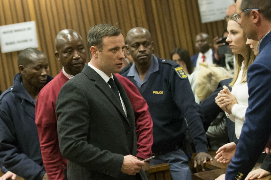 Óscar Pistorius condenado a seis años de la cárcel por asesinato de su novia