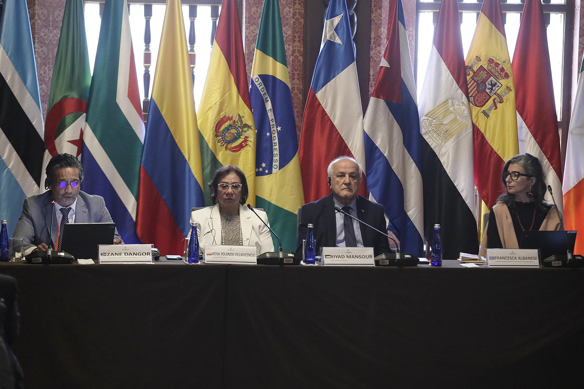 Grupo de La Haya acuerda frenar el envío de armas y apoyo logístico a Israel