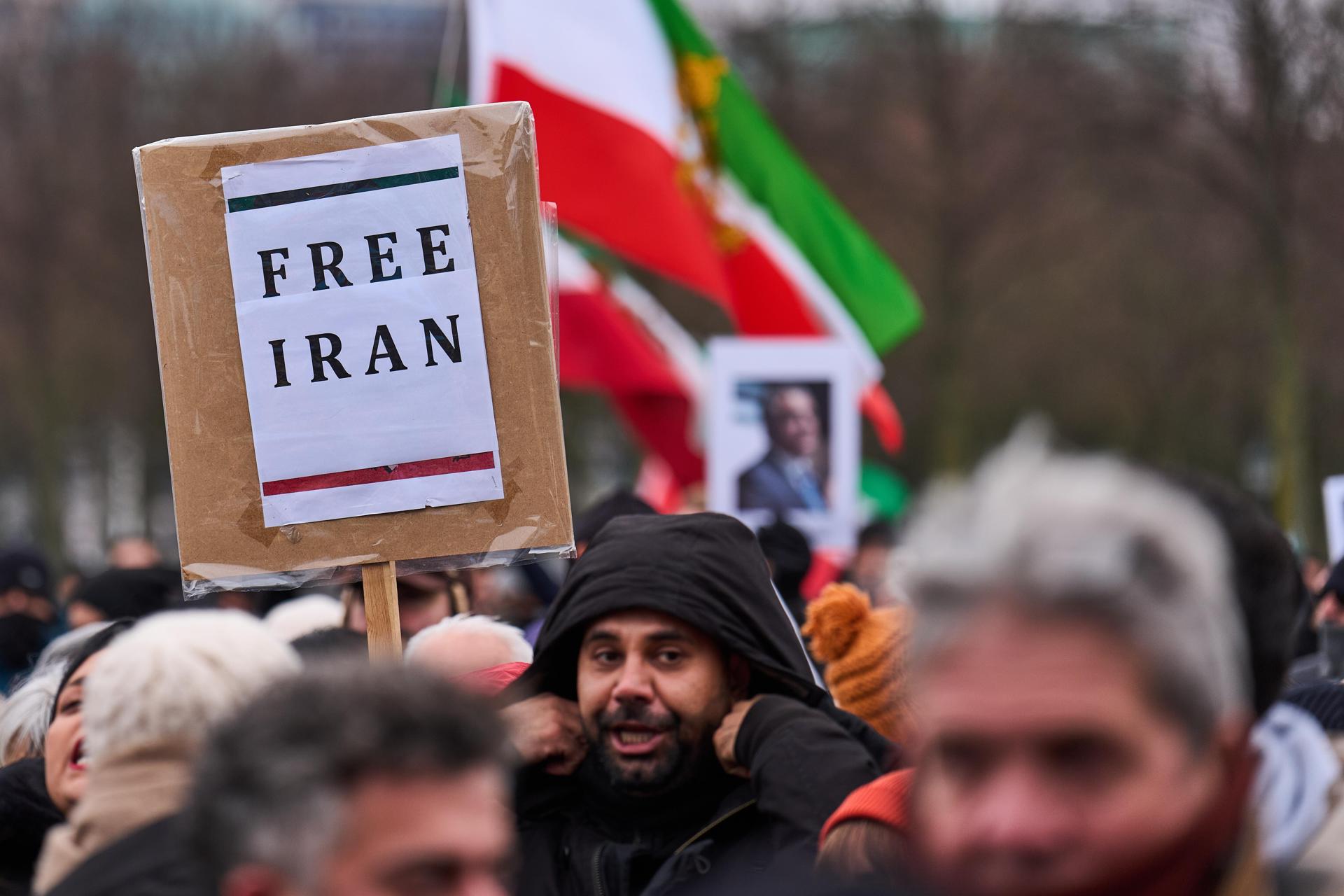 Irán: protestas siguen en aumento pese a la represión; Trump se dice “listo para ayudar”