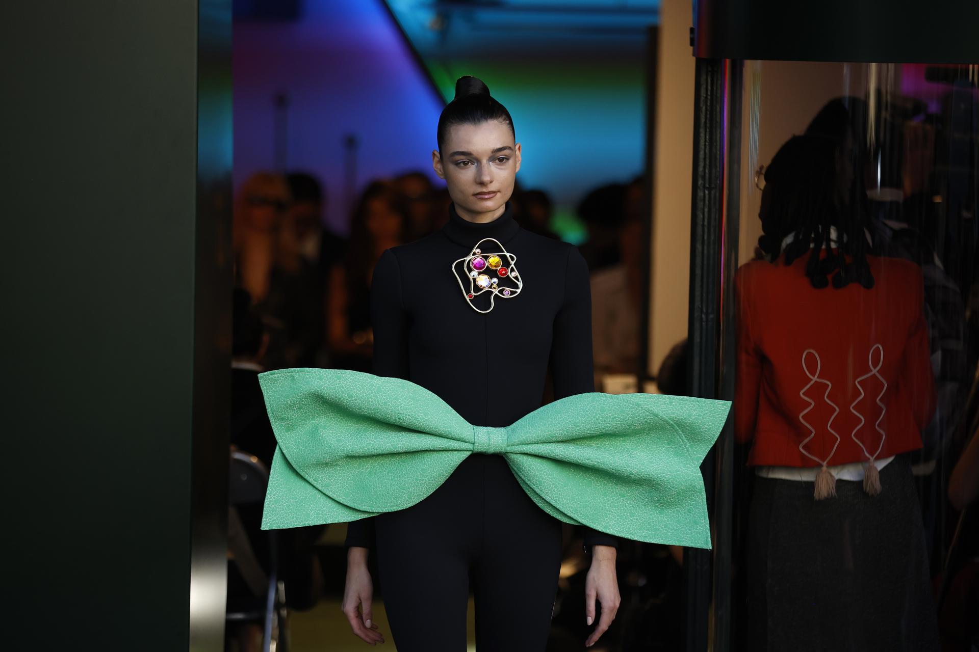 Paris (France), 07/10/2025.- A model presents a creation from the Spring/Summer 2026 collection by Italian designer Rodrigo Basilicati for the Pierre Cardin fashion house during the Paris Fashion Week, in Paris, France, 07 October 2025. The presentation of the women's ready-to-wear collections runs from 29 September to 07 October 2025. (Moda, Francia) EFE/EPA/YOAN VALAT
