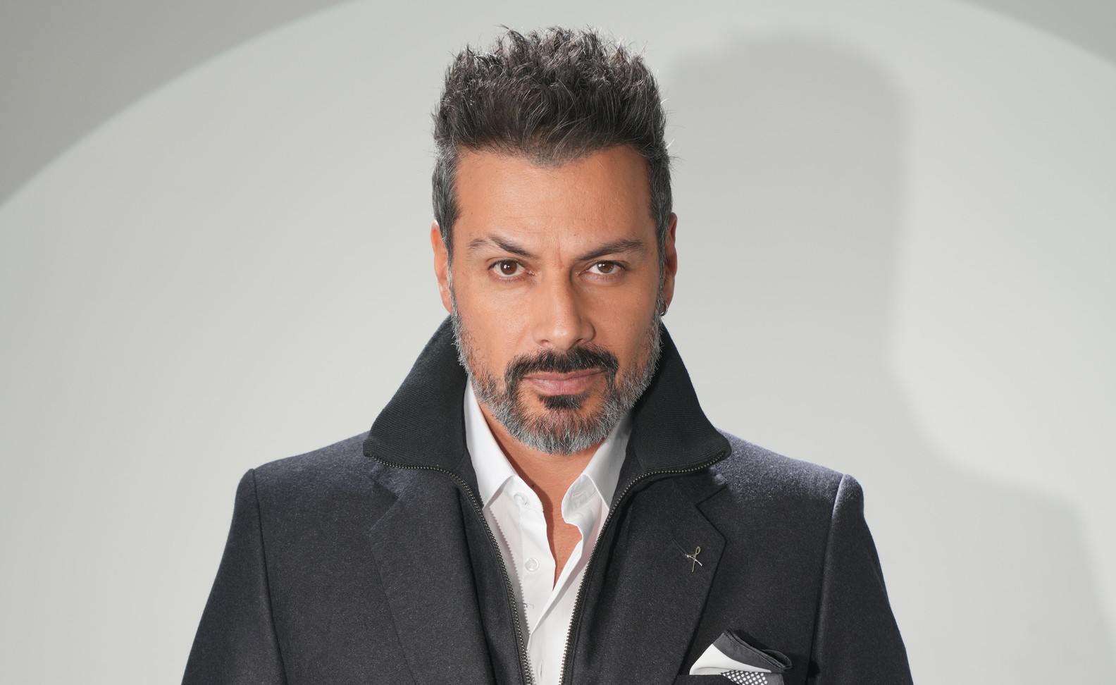 Después de más de dos décadas frente a las cámaras, el actor debuta como productor, guionista y director de ‘Dog w Dog Vol. 1: El precio del amor’, producción que él mismo protagoniza junto a su hijo y que marca un antes y un después en su trayectoria.