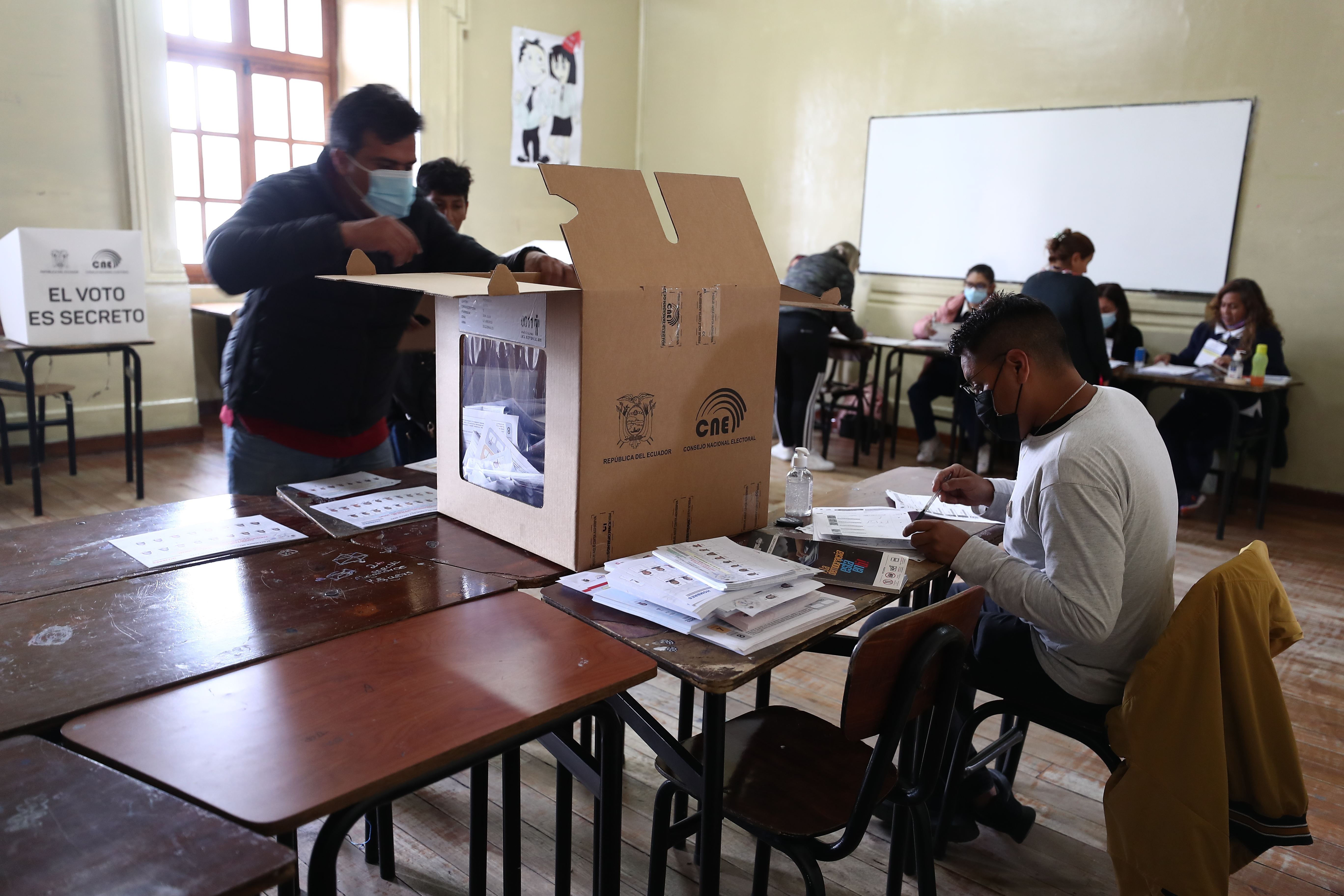 AME1903. QUITO (ECUADOR), 05/02/2023.- Jurados de votación realizan conteo de votos tras el cierre de mesas luego de una jornada de elecciones locales y referéndum constitucional, hoy, en Quito (Ecuador). Los recintos electorales en Ecuador cerraron a las 17:00 hora local (22:00 GMT), en unos comicios desarrollados sin mayores incidentes, para el proceso de designación de autoridades locales, miembros del Consejo de Participación Ciudadana y Control Social (CPCCS) y un referendo convocado por el Gobierno. EFE/ José Jácome