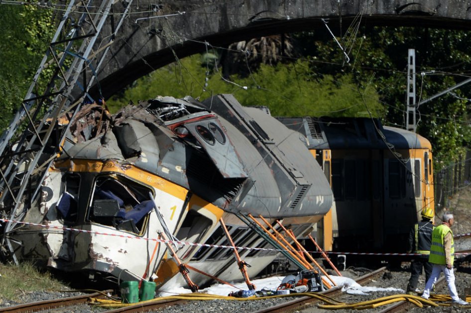 Al menos cuatro muertos al descarrilarse un tren en el noroeste de España