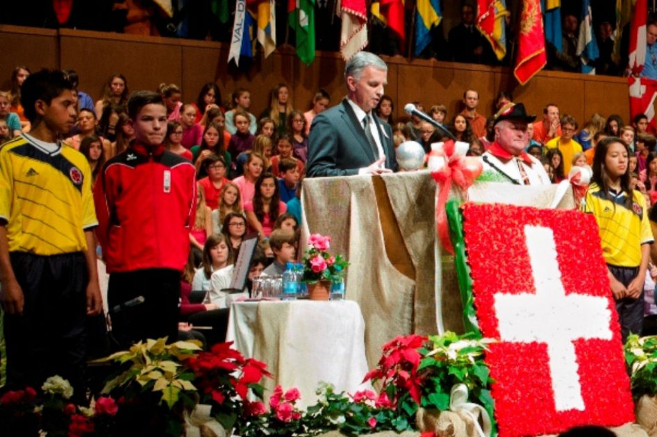 Jóvenes de Samaniego y de Neuchâtel acompañaron la celebración de la elección del Canciller Didier Burkhalter como nuevo Presidente de la Confederación Suiza.