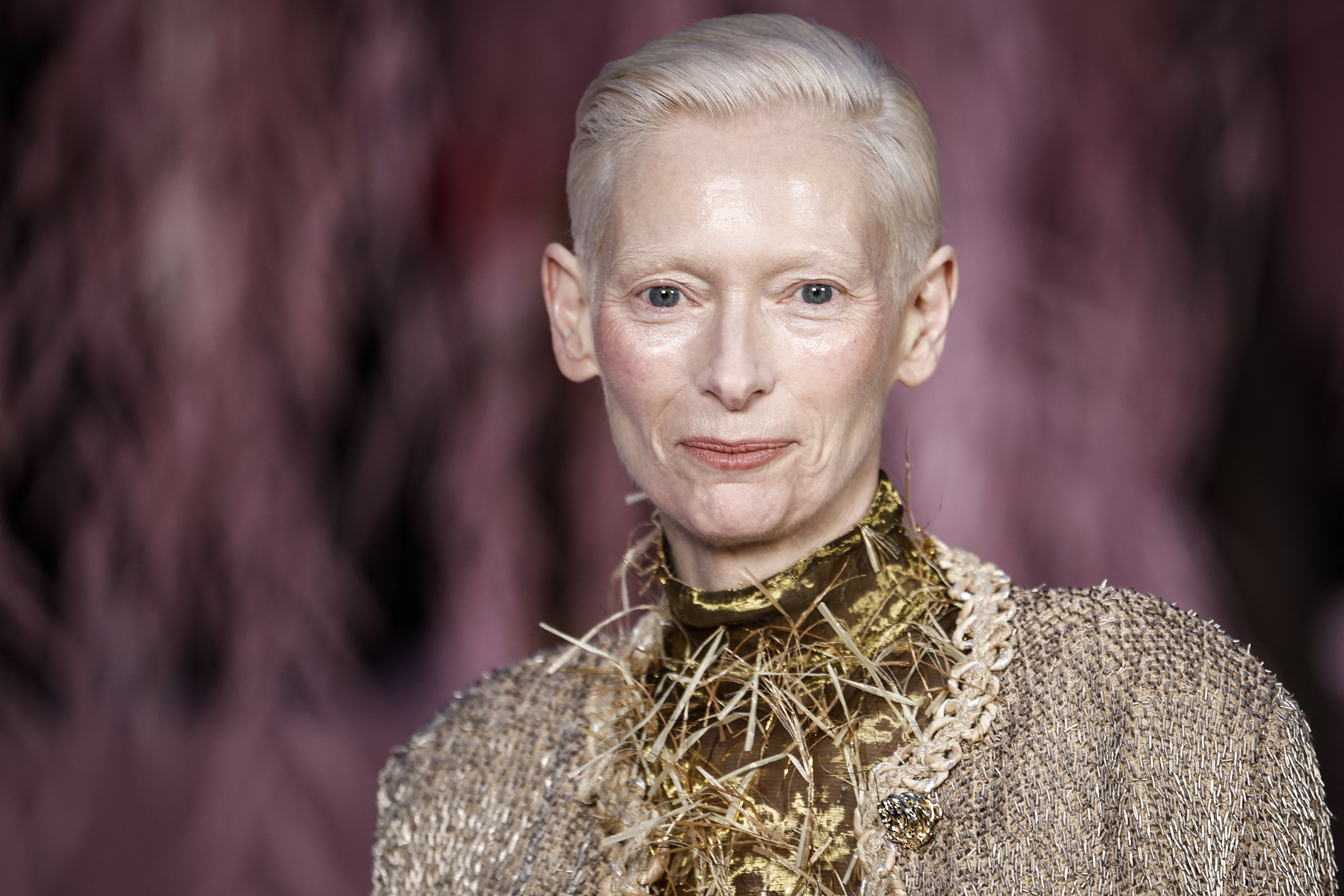 La actriz británica Tilda Swinton posa a su llegada al desfile de la colección de alta costura femenina primavera/verano 2026 de Chanel, en el marco de la Semana de la Alta Costura de París. /  Sebastien Dupuy / AFP
