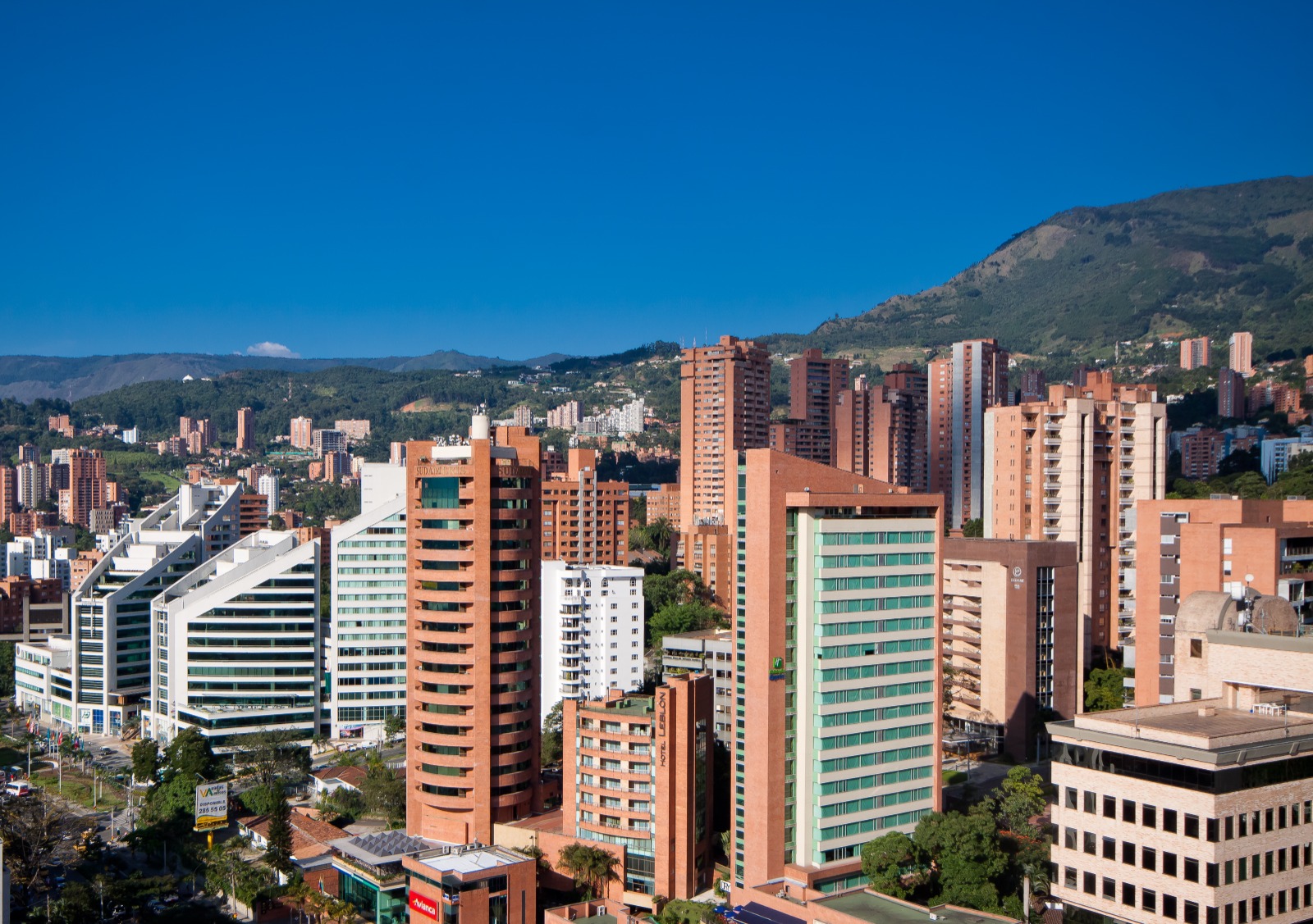 Mujer murió en una piscina en medio de una fiesta organizada por extranjeros en Medellín