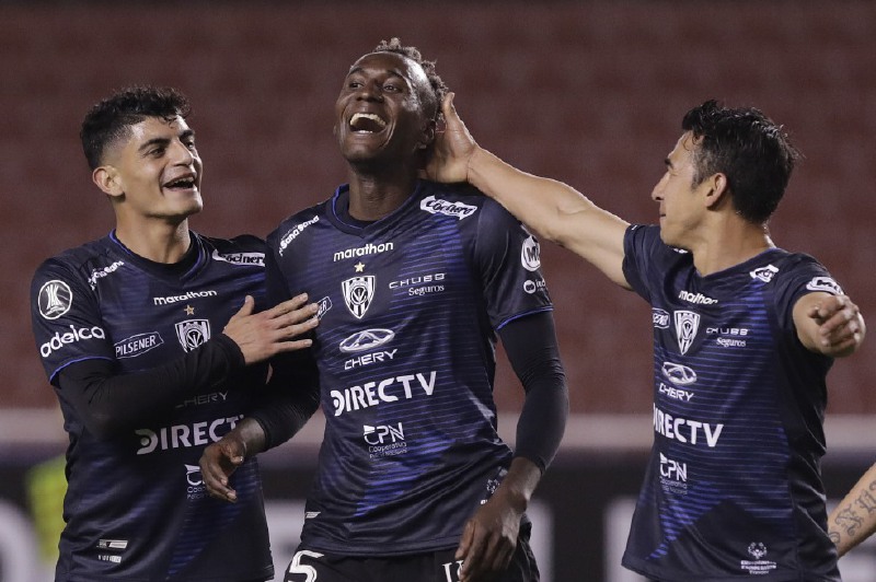 Ecuador's Independiente del Valle player Beder Caicedo (C) celebrates after scoring against Brazil's Flamengo during their closed-door Copa Libertadores group phase football match at the Olimpico de Atahualpa Stadium in Quito, on September 17, 2020, amid the COVID-19 novel coronavirus pandemic. / AFP / POOL / FRANKLIN JACOME