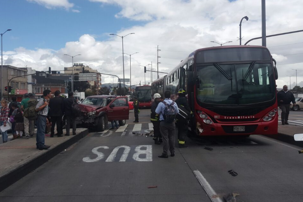 Al menos cuatro heridos deja choque de Transmilenio con camioneta