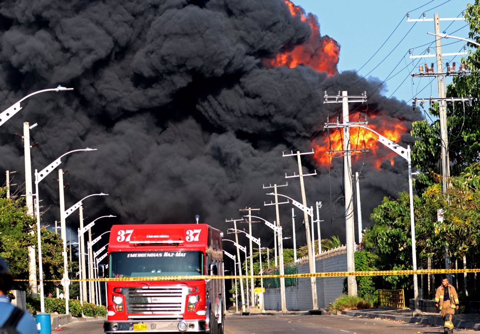 El incendio se registra sobre la vía 40 de Barranquilla.