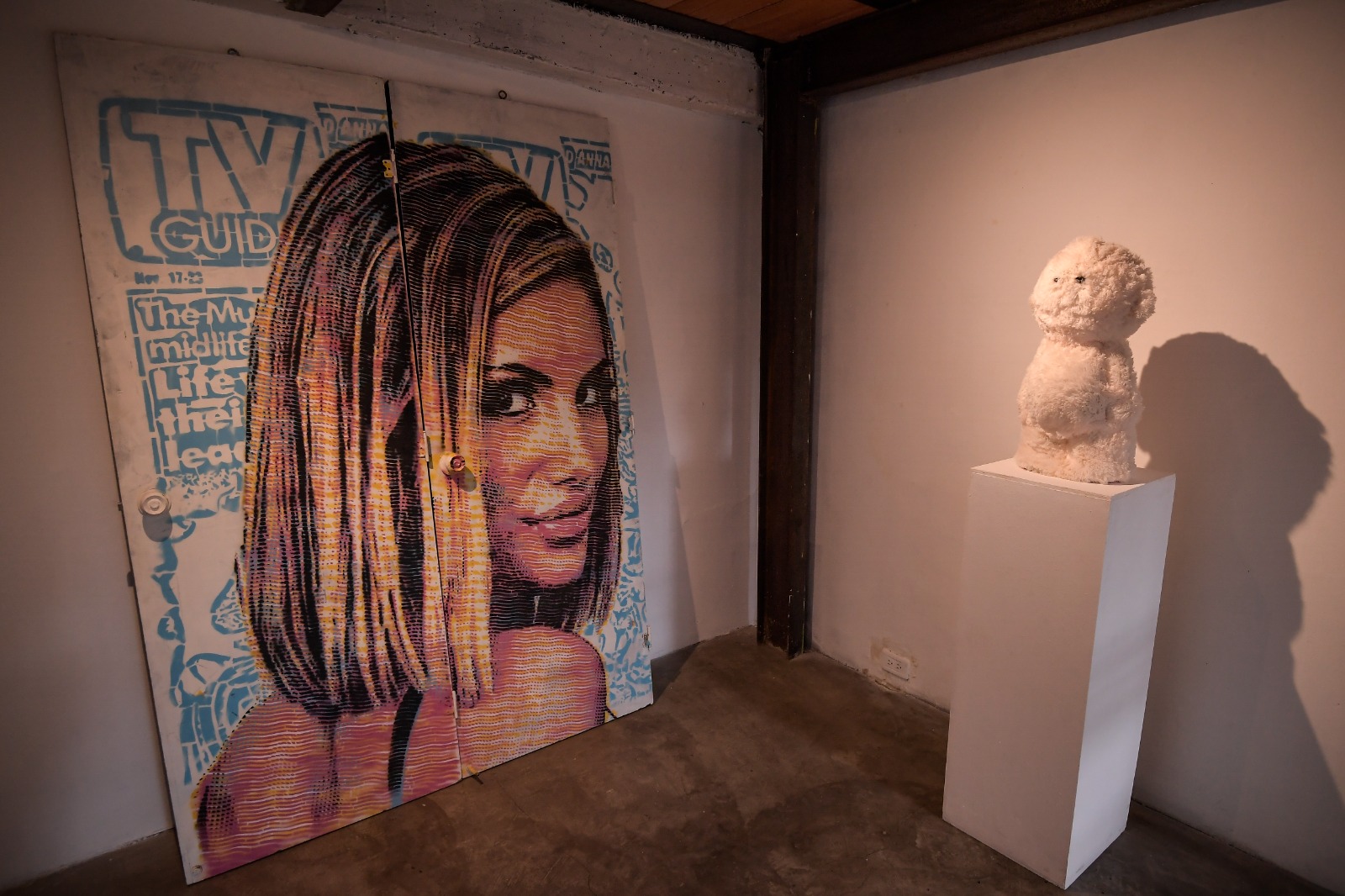 Beat Bop es la galería ubicada al interior de la casa de la fachada gris y una puerta negra en San Felipe, allí es donde se exponen obras de los artistas del colectivo y las de otros como Chirrete Golden y Ela Rincón, o las de artistas internacionales reconocidos como El Xupet Negre, a quien We ART Colombia trajo al país y luego lo sumaron a la exposición que llevaron a Tokyo.