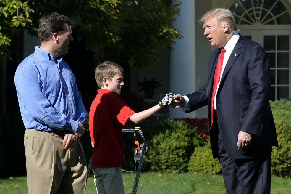 Trump felicita niño de 11 años que pidió cortar césped de la Casa Blanca