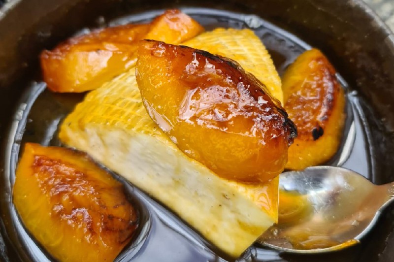 Receta para preparar cuajada con melao y duraznos asados