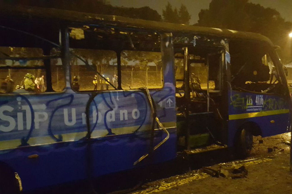 Crisis de basuras: en Engativá quemaron bus del SITP durante protestas