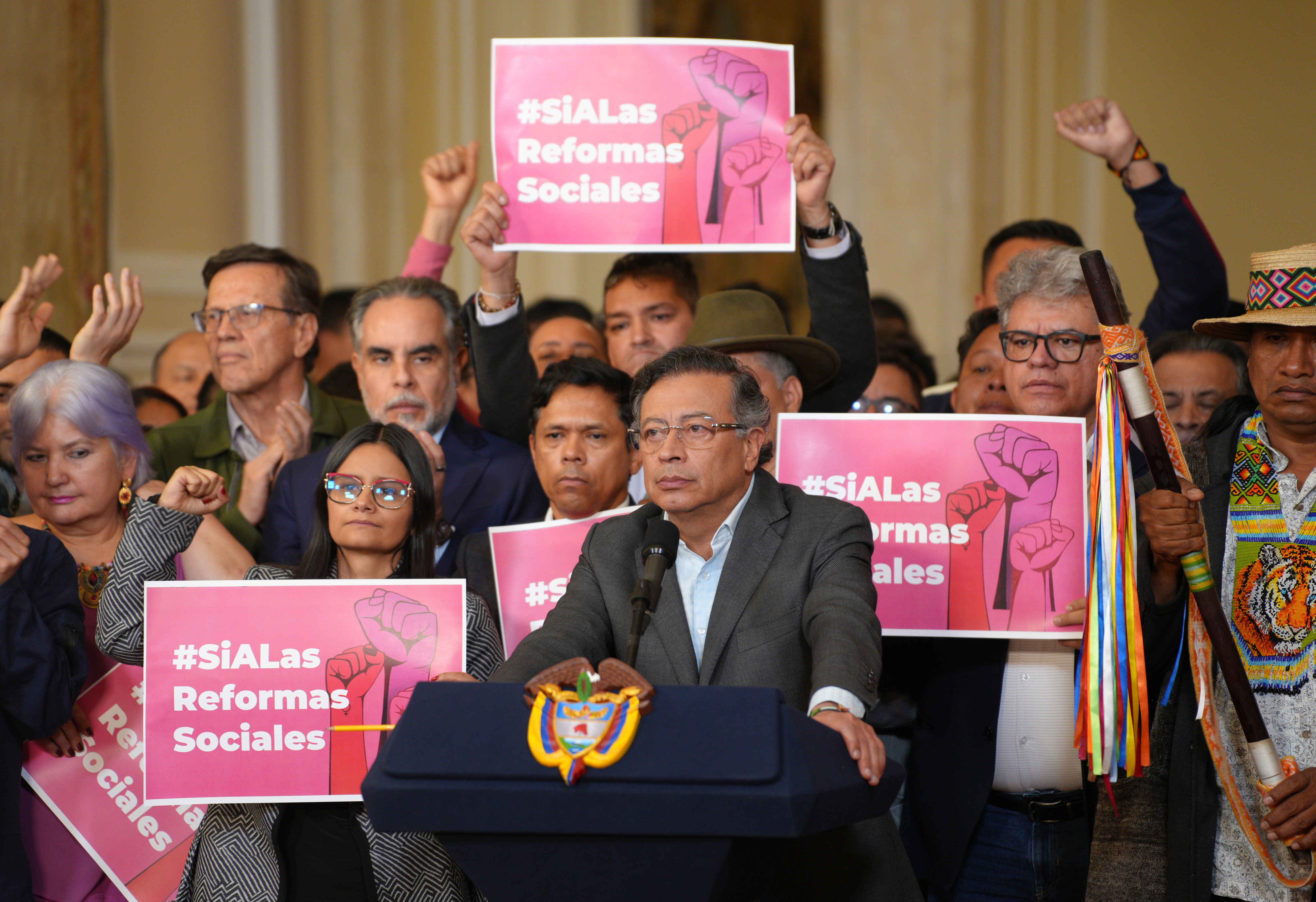 AME8702. BOGOTÁ (COLOMBIA), 11/03/2025.- Fotografía cedida por la Presidencia de Colombia que muestra al mandatario colombiano, Gustavo Petro (c), hablando en una locución este martes, en Bogotá (Colombia). Petro convocará una consulta popular en una fecha por definir para que el pueblo decida sobre las reformas de la salud y laboral, estancadas en el Congreso, y superar así "el bloqueo institucional" que según él hay en el Legislativo. EFE/ Presidencia de Colombia /SOLO USO EDITORIAL NO VENTAS/SOLO DISPONIBLE PARA ILUSTRAR LA NOTICIA QUE ACOMPAÑA (CRÉDITO OBLIGATORIO)