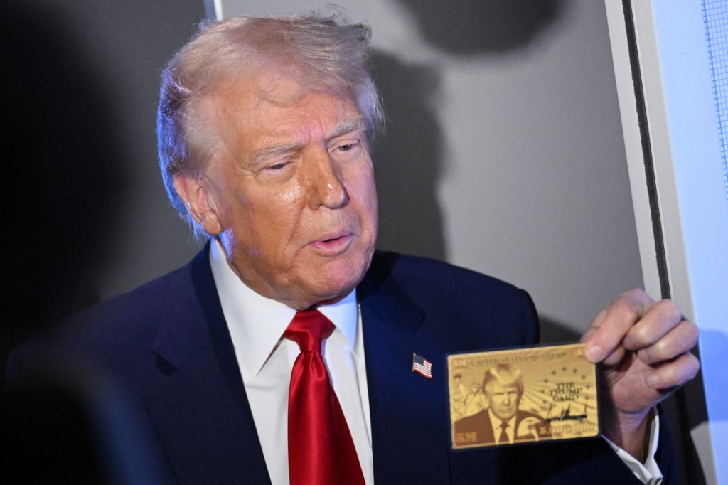 El presidente estadounidense, Donald Trump, presentó la tarjeta de residencia "Gold Card", la cual tendrá su rostro.