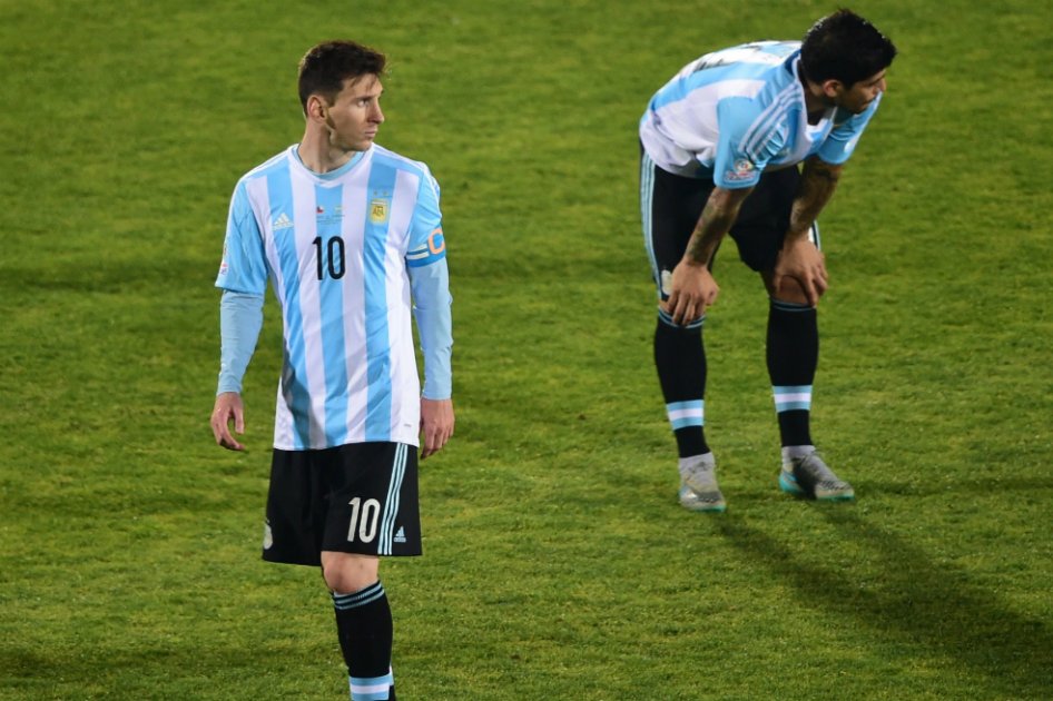 Evidente la tristeza del argentino Lionel Messi, después de perder el título de la Copa América frente a Chile en los penaltis. / AFP