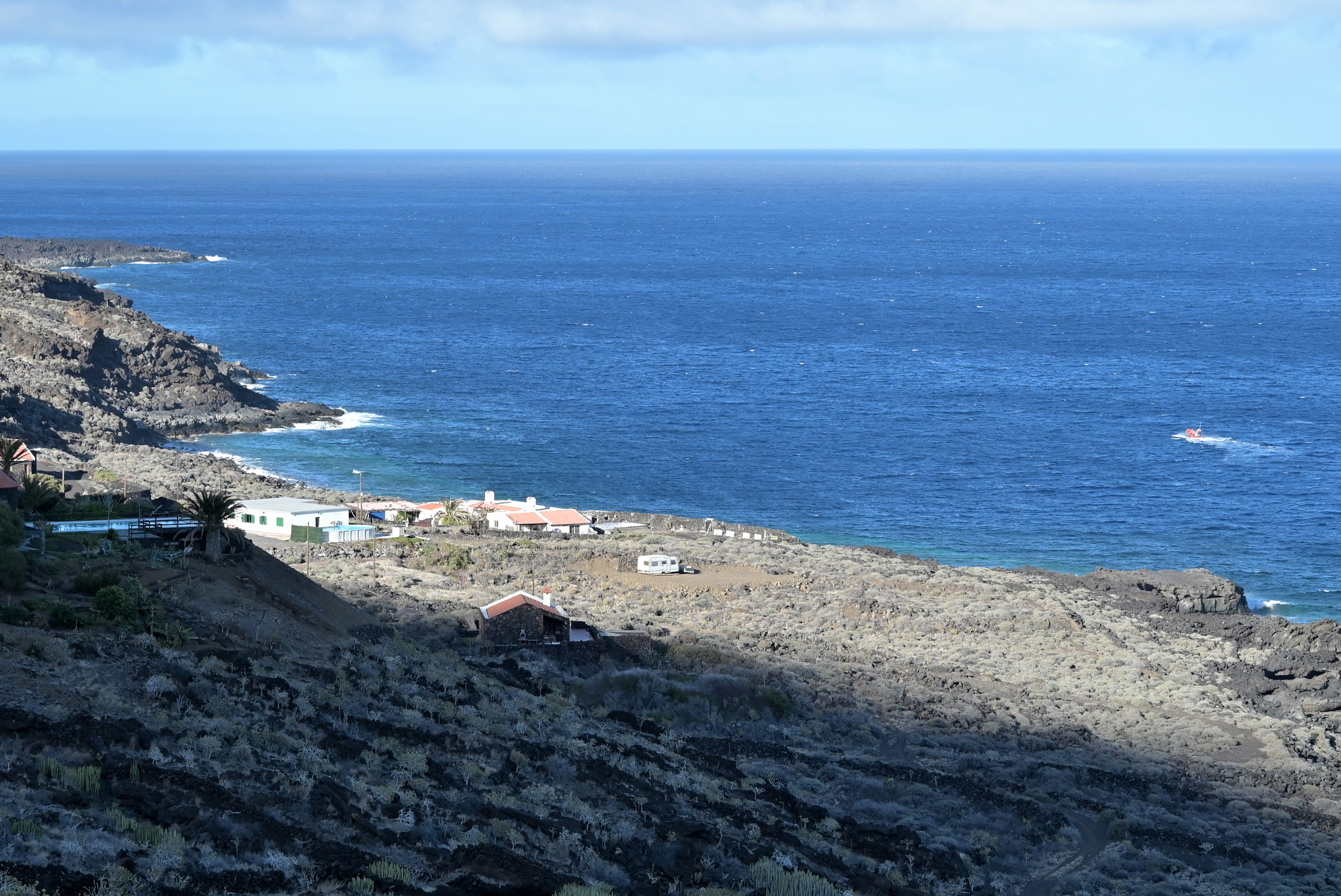 VALVERDE (EL HIERRO), 28/09/2024.- Imagen de las embarcaciones de Salvamento Marítimo y Guardia Civil, durante las labores de búsqueda en la zona de Timijiraque, cerca de las costas del Roque de La Bonanza, en Las Playas, en el municipio de Valverde, donde intentan recuperara los cadáveres del cayuco volcado en la madrugada de hoy. EFE/ Gelmert Finol