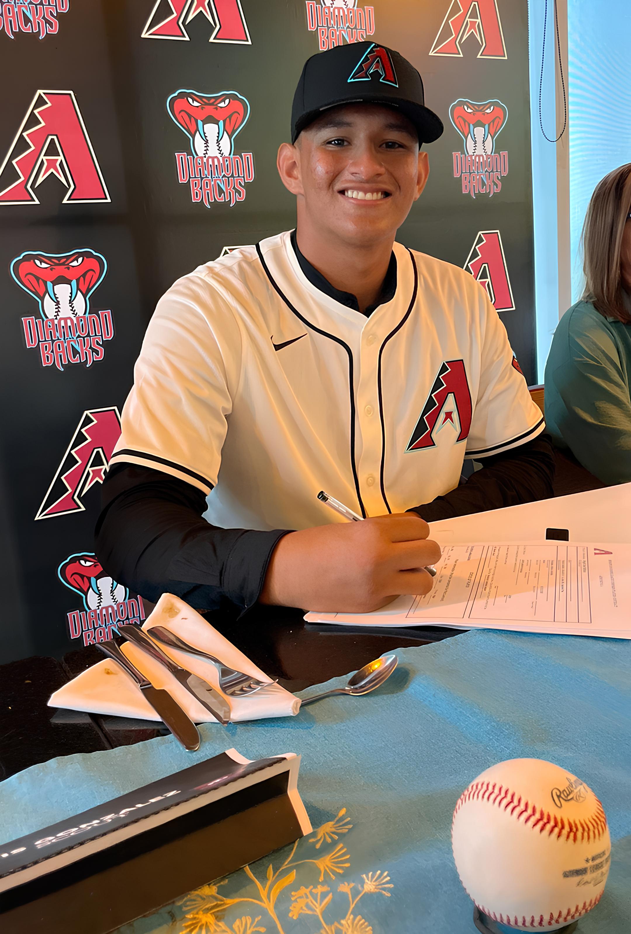 Ángel Beltrán al momento de firmar con los Cascabeles de Arizona.