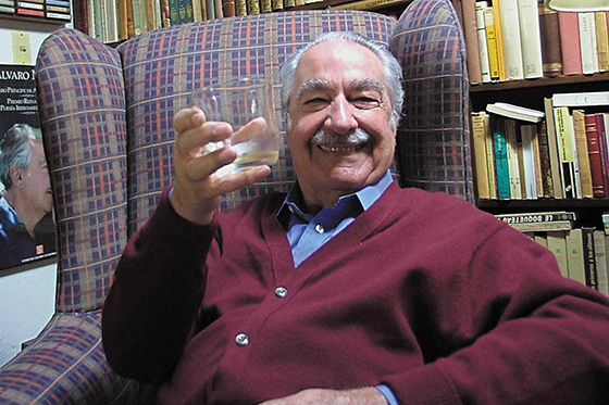 El escritor colombiano Alvaro Mutis, brinda en su casa en Ciudad de Mexico, el 12 de diciembre de 2001. Alvaro Mutis, uno de los autores latinoamericanos mas destacados del siglo XX, fue galardonado este miercoles con el Premio Miguel de Cervantes-2001 de Literatura, considerado como el maximo galardon de las letras hispanas. AFP PHOTO/Omar TORRES