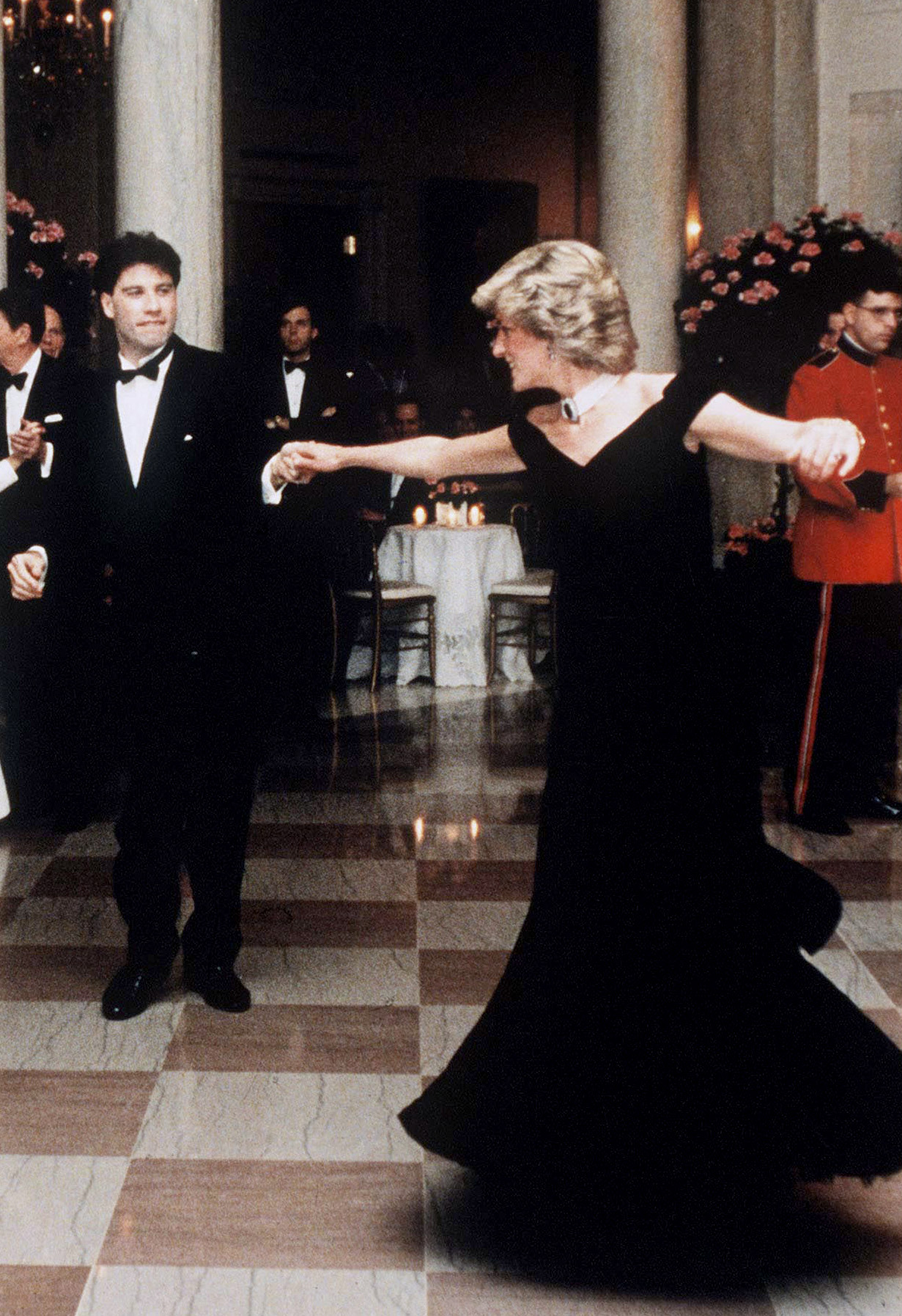 Según la casa de subastas, la princesa Diana había expresado sólo un deseo al viajar a Estados Unidos: bailar con el actor esa canción."Bailamos durante 20 minutos, tenía un buen ritmo. Yo estaba en el séptimo cielo", confesó luego Travolta en un programa de entrevistas australiano, evocando un ‘cuento de hadas'.