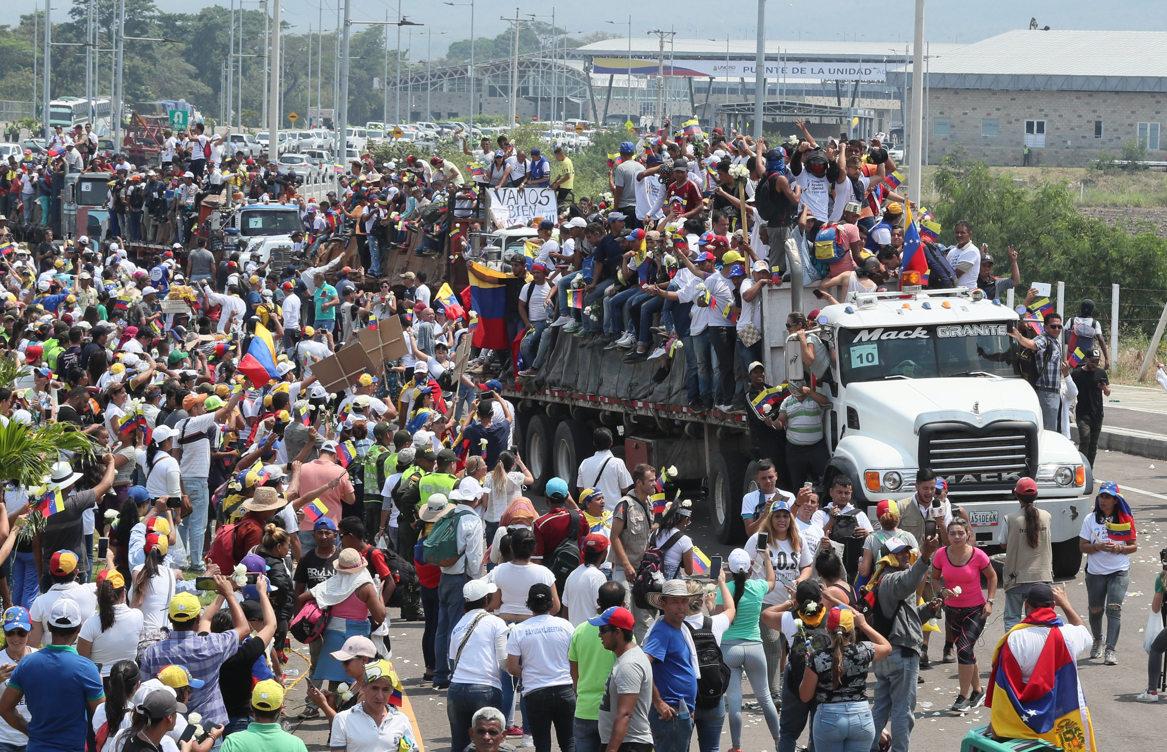 AME7235. CÚCUTA (COLOMBIA), 23/02/2023.- Fotografía de archivo fechada el 23 de febrero de 2019 que muestra a ciudadanos venezolanos subidos en camiones para formar un corredor que permita pasar la ayuda humanitaria, en Cúcuta (Colombia). Cuatro años después de romper relaciones diplomáticas, Colombia y Venezuela han dado un giro de 180 grados y estrechado la integración fronteriza, económica y comercial movidos por la afinidad de los presidentes Gustavo Petro y Nicolás Maduro. EFE/ Mauricio Dueñas Castañeda ARCHIVO