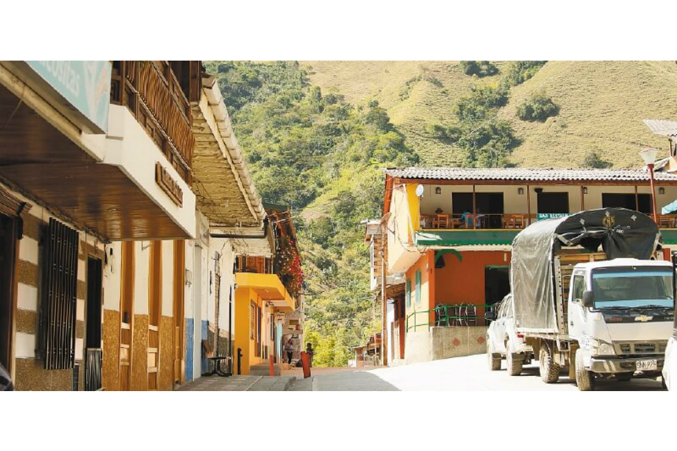 La vereda GuaduasA hora y media del casco urbano de El Carmen de Atrato, por una vía de herradura, en medio de un cañón, adornado por enormes pastizales, está la vereda Guaduas, donde hoy habitan cerca de 600 personas.
