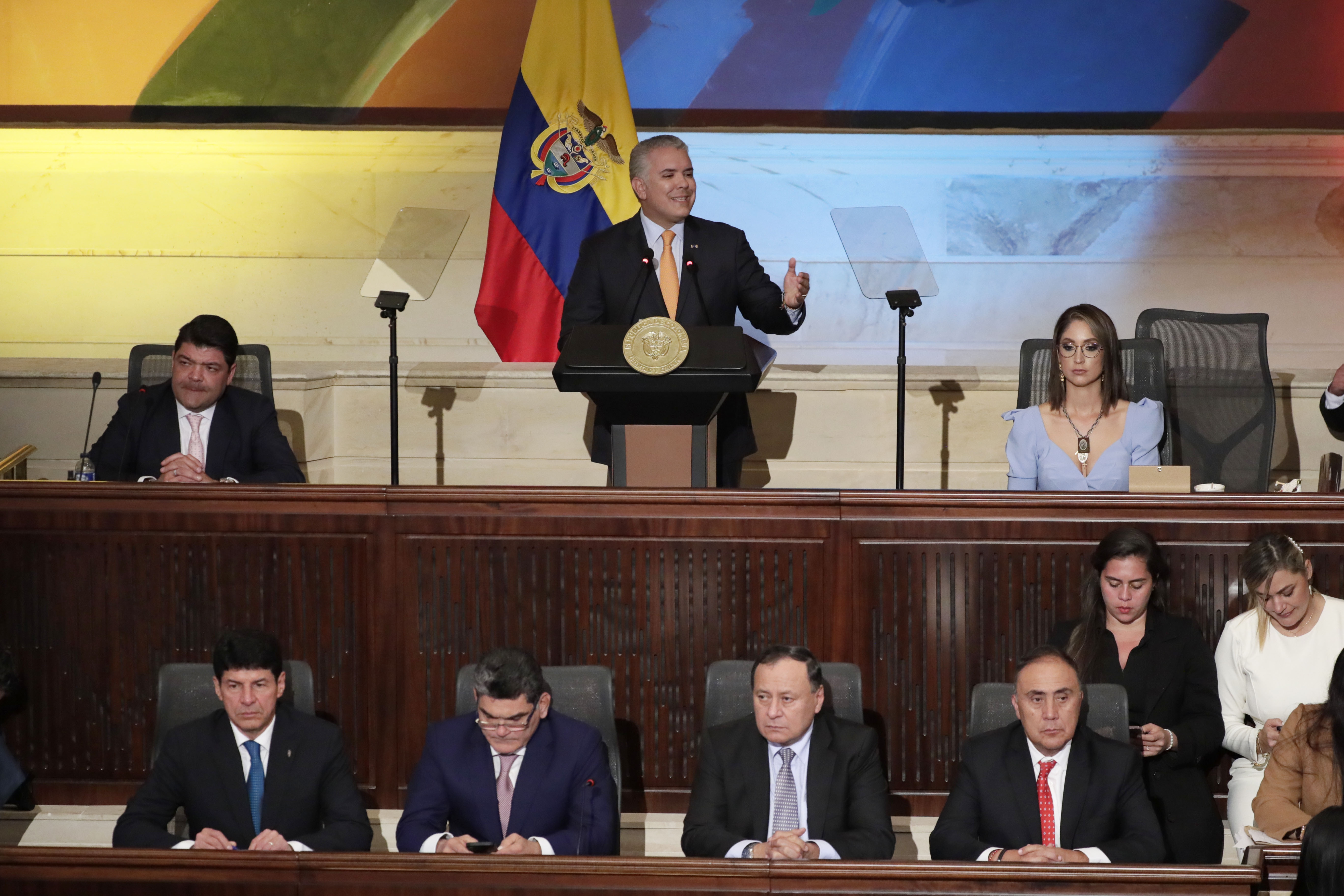 AME4265. BOGOTÁ (COLOMBIA), 20/07/2022.- El presidente de Colombia, Iván Duque (c-arriba), hace su intervención durante la instalación del nuevo Congreso, hoy, en Bogotá (Colombia). Duque afirmó este miércoles que durante su Administración, que termina el próximo 7 de agosto, le tocó vivir cuatro años tormentosos, al tiempo que deseó "éxito en su gestión" a su sucesor, el izquierdista Gustavo Petro. "En estos cuatro años muchas nubes han pasado sobre esta nación. Las de la violencia, las de los ataques, las de la desinformación, las de marrullas politiqueras y división que poco le sirven a Colombia", dijo el jefe de Estado, quien definió esa situación como "nubes pasajeras, algunas de ellas con tempestades borrascosas". EFE/ Carlos Ortega