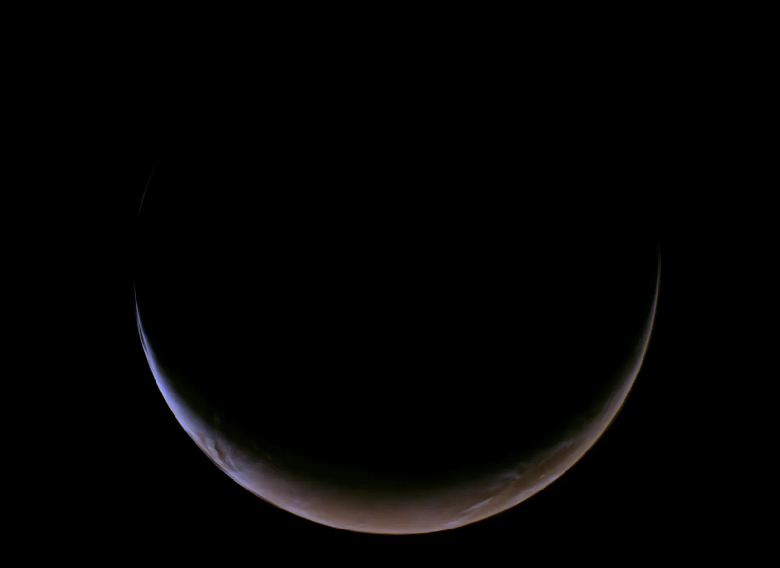 Esta imagen donde se ve a Marte como una "media luna" fue tomada el 15 de mayo, mientras la sonda se aproximaba al planeta.